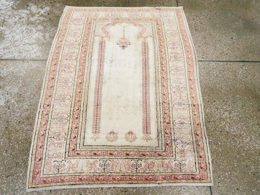 Ce tapis turc Sivas du milieu du 20e siècle, mesurant 3' 2