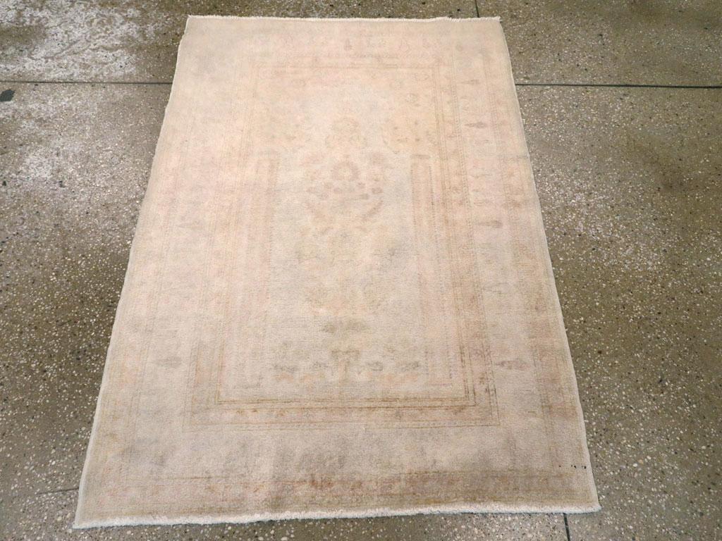 Esta alfombra turca de Sivas de mediados del siglo XX, que mide 3' 0