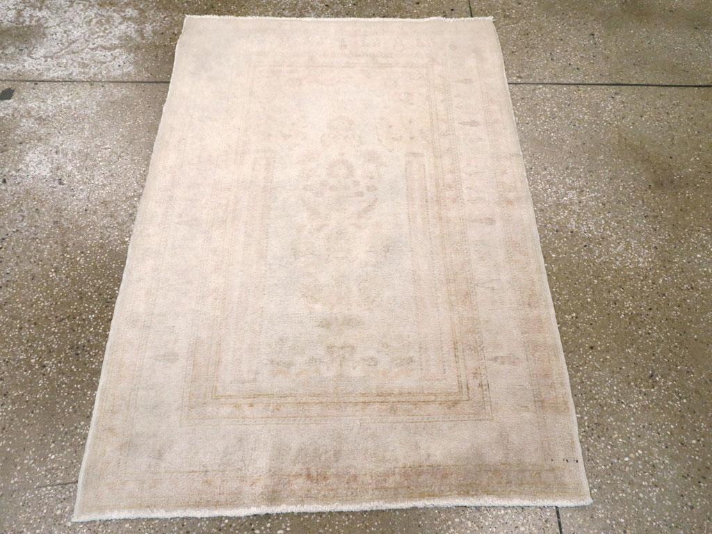 Dieser türkische Sivas-Teppich aus der Mitte des 20. Jahrhunderts mit den Maßen 3' 0