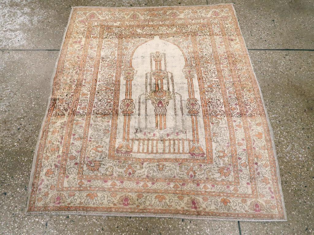 Esta alfombra turca de Sivas de mediados del siglo XX, que mide 1,80 x 1,80 m, muestra un diseño de oración finamente dibujado, impregnado de la elegancia y el refinamiento por los que se celebran los tejidos de Sivas. En el centro, un intrincado