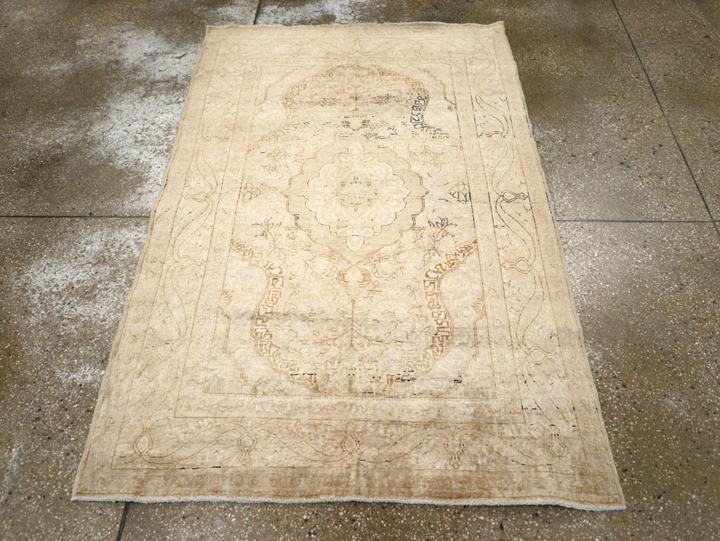 Dieser türkische Sivas-Teppich aus der Mitte des 20. Jahrhunderts mit den Maßen 3' 10