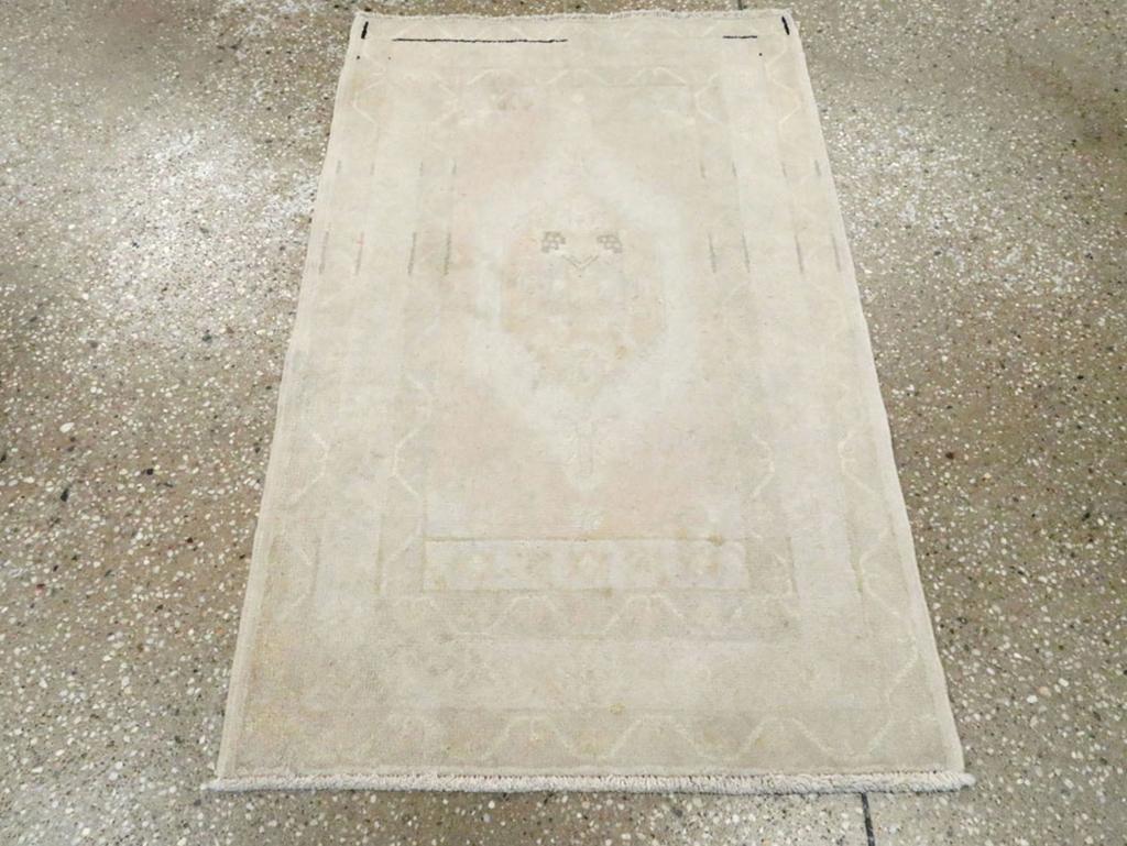 Dieser türkische Sivas-Teppich aus der Mitte des 20. Jahrhunderts mit den Maßen 1' 11