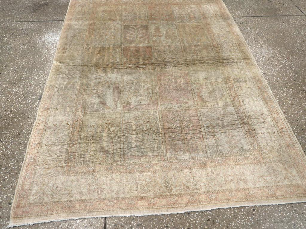 Galerie Shabab Collection'S Tappeto da lancio turco Sivas della metà del XX secolo In condizioni ottime in vendita a New York, NY
