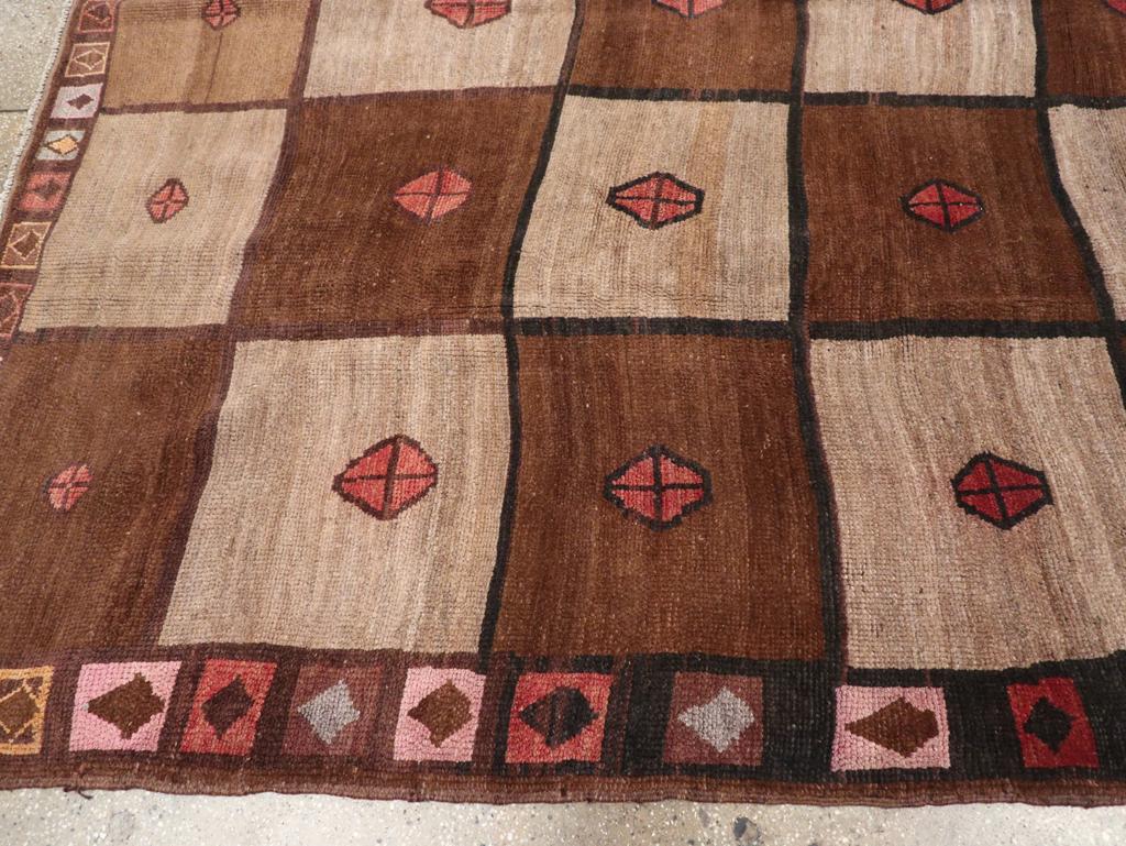 Noué à la main Tapis tribal turc de la collection Shabab du milieu du 20e siècle, taille de pièce en vente