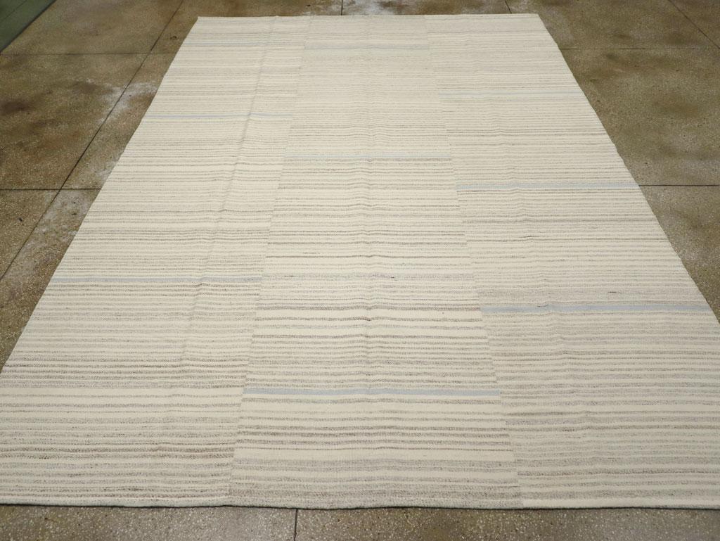 Ein zeitgenössischer türkischer Flachgewebe-Kilim-Teppich in Raumgröße, handgefertigt im 21. Jahrhundert in Creme und Hellblau.

Maße: 9' 5