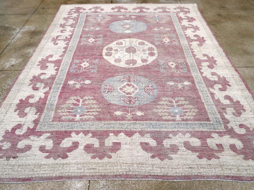 Ein zeitgenössischer ostturkestanischer Khotan-Teppich in Zimmergröße, der im 21. Jahrhundert handgefertigt wurde.

Maße: 8' 9
