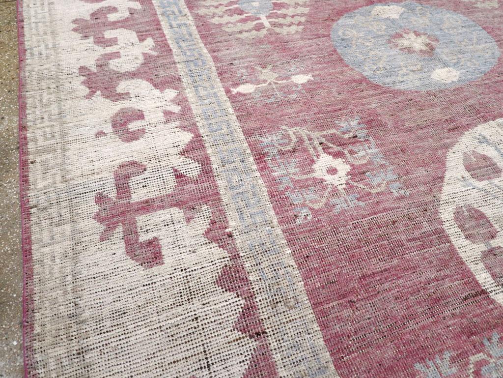 Galerie Shabab Kollektion Neuer handgefertigter Teppich aus Ostturkestan Khotan in Zimmergröße (Moderne) im Angebot