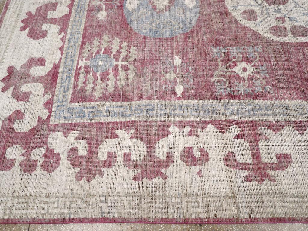 Galerie Shabab Kollektion Neuer handgefertigter Teppich aus Ostturkestan Khotan in Zimmergröße (Handgeknüpft) im Angebot