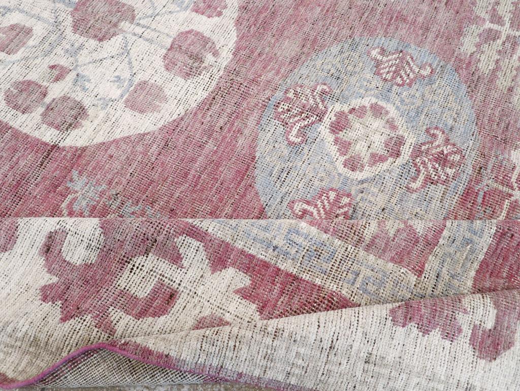 Galerie Shabab Kollektion Neuer handgefertigter Teppich aus Ostturkestan Khotan in Zimmergröße (21. Jahrhundert und zeitgenössisch) im Angebot