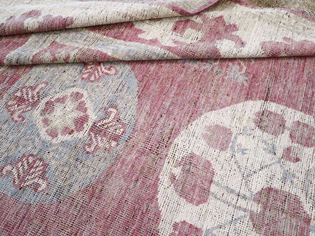 Galerie Shabab Kollektion Neuer handgefertigter Teppich aus Ostturkestan Khotan in Zimmergröße (Wolle) im Angebot