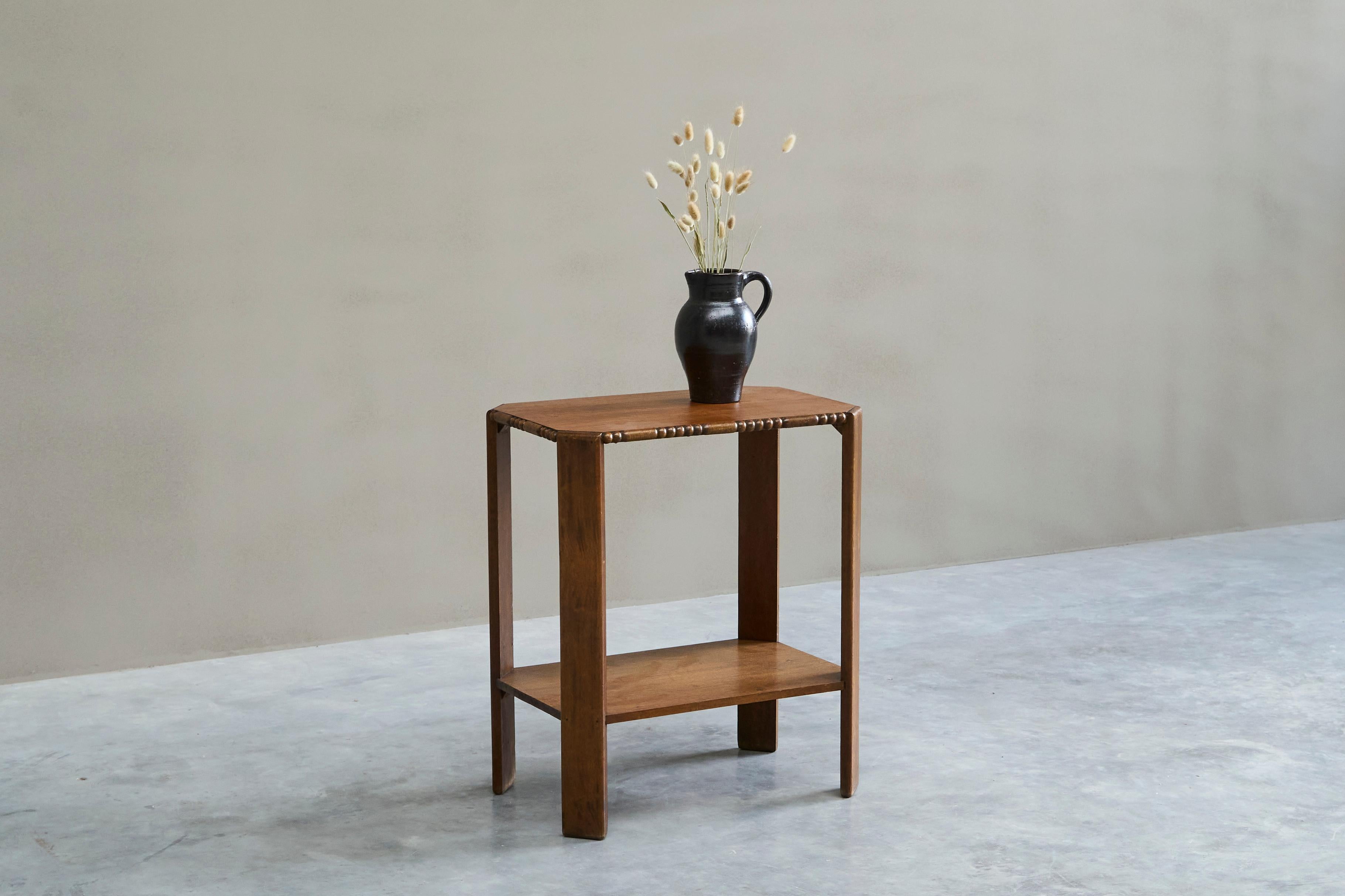 'Galeries Anspach Brussels' Art Deco Side Table in Solid Oak. Belgium, 1940s.

Wonderful art deco side table in solid oak from the renowned Belgian luxurious department store 'Galeries Anspach' from Brussels. Founded by Louise Tiriard and Victor