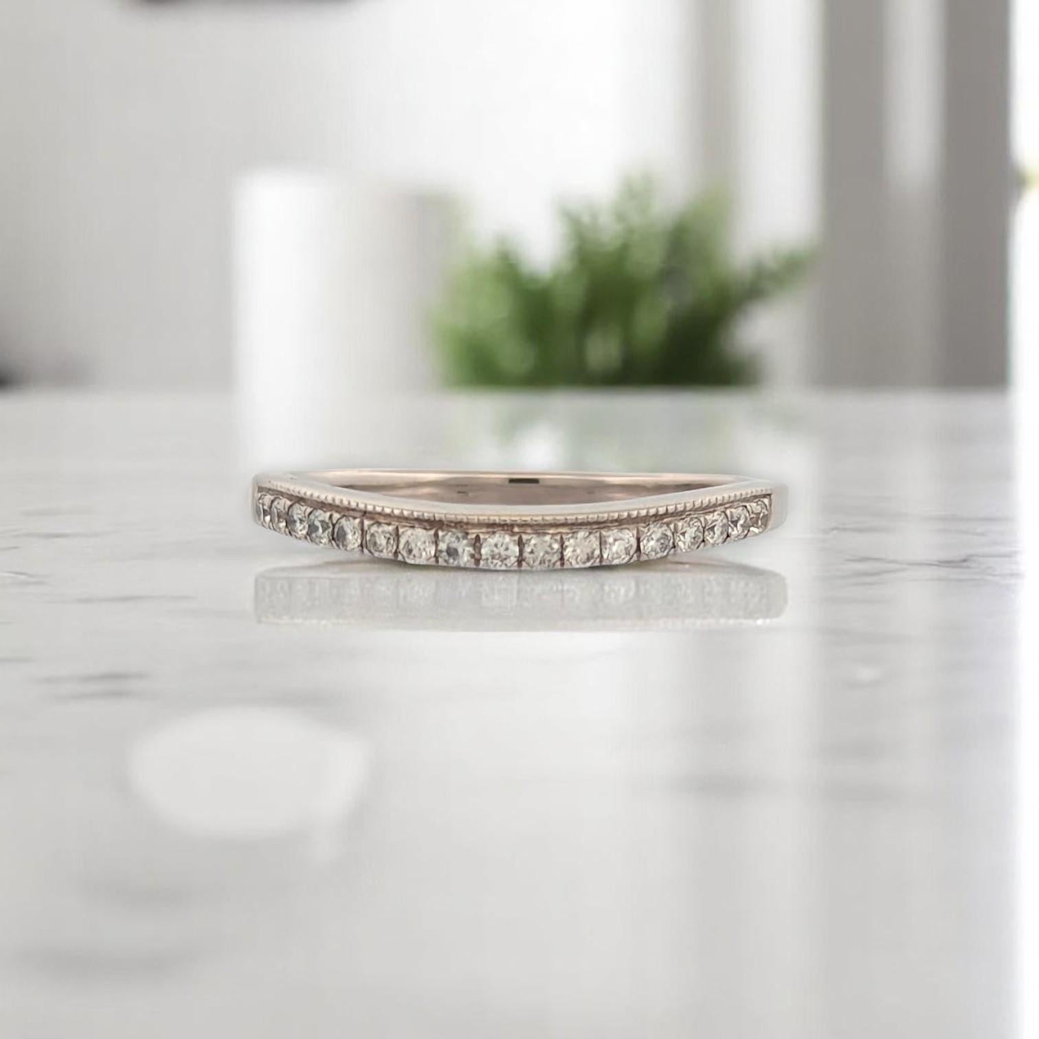 Eleganza senza tempo con un tocco di brillantezza.
L'anello Galilea, realizzato in radioso oro bianco 14 carati, presenta 0,20 carati di diamanti scintillanti per un design che emana raffinatezza e fascino. Perfetto per essere indossato tutti i