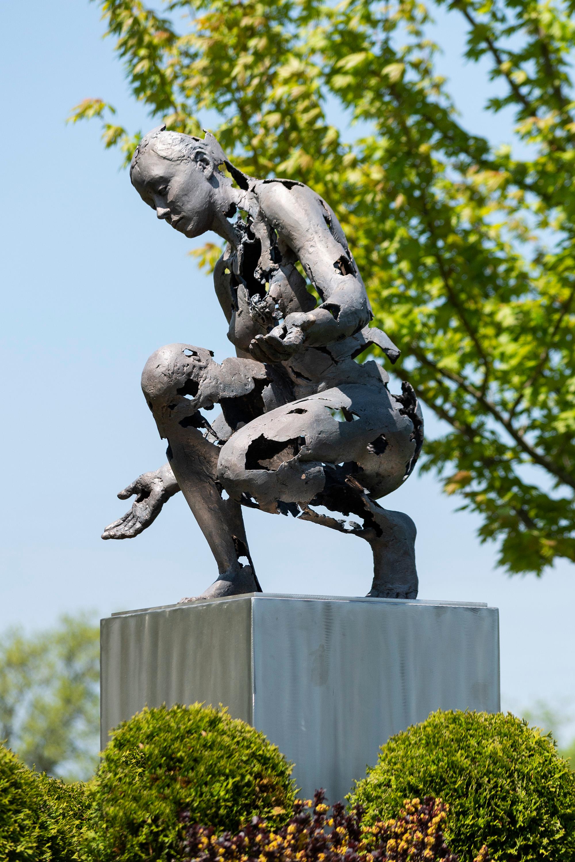 „Immigrant“ 2/10 - Frau, figurativ, Bronze, Edelstahl, Außenskulptur aus Edelstahl (Abstrakt), Sculpture, von Galina Stetco