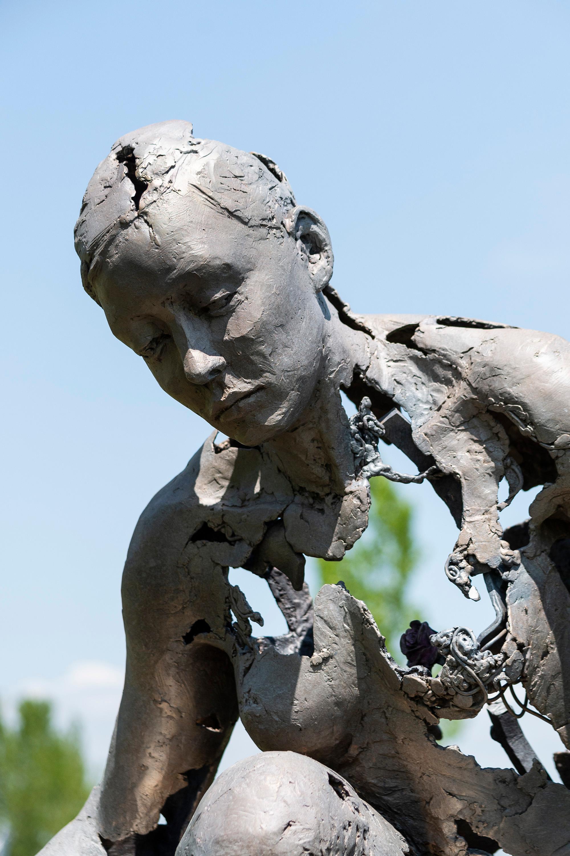 Diese figurative Frauenskulptur aus Bronze und Edelstahl für den Außenbereich wurde von einem kanadischen Künstler geschaffen.

Die Bildhauerin Galina Stetco verwendete ihren eigenen Körper als Modell für die Form dieser beeindruckenden lebensgroßen