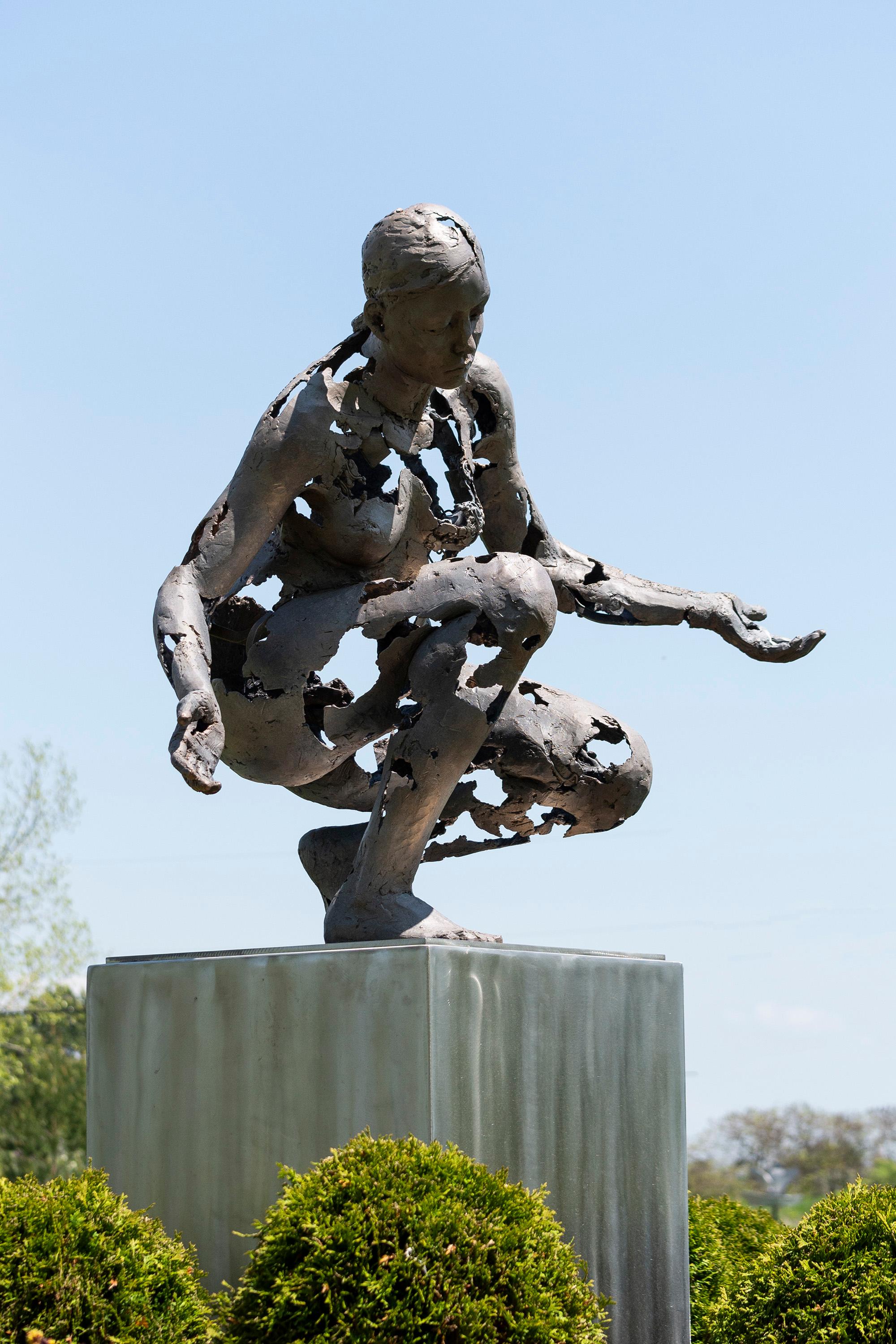 „Immigrant“ 2/10 - Frau, figurativ, Bronze, Edelstahl, Außenskulptur aus Edelstahl im Angebot 2