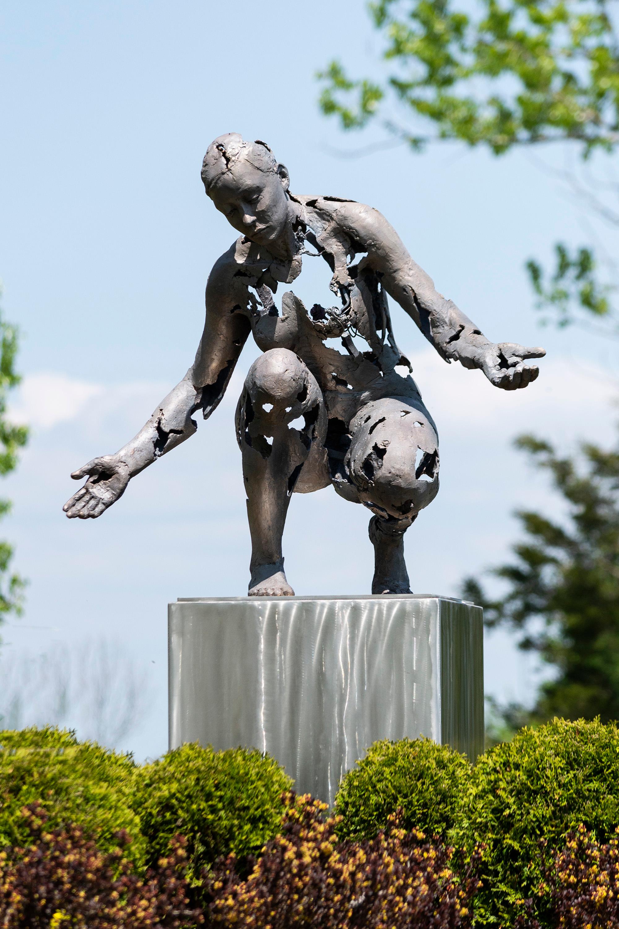 Galina Stetco Figurative Sculpture – „Immigrant“ 2/10 - Frau, figurativ, Bronze, Edelstahl, Außenskulptur aus Edelstahl
