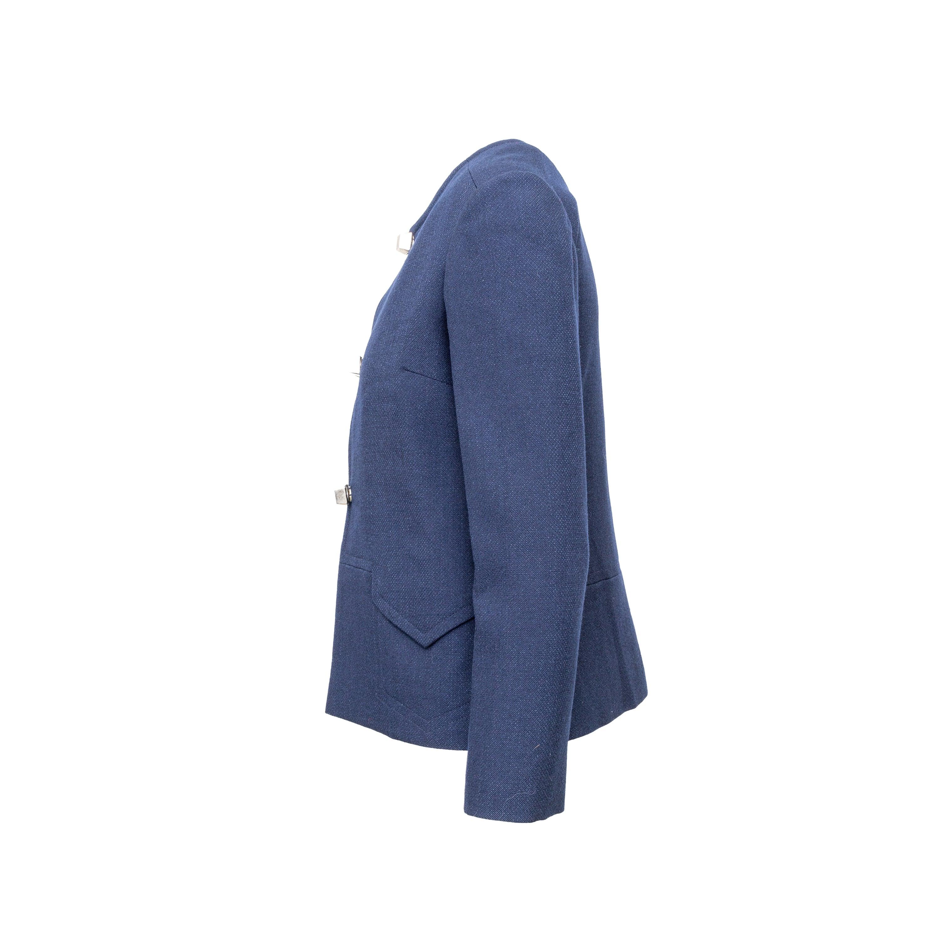 Esta chaqueta, creada por la princesa Irene Galitzine, es una pieza de alta costura de los años 70. Está hecho de una mezcla de lana, tiene un exclusivo cierre de botones metálicos a presión y está forrado de tejido de acetato. Añade un toque de