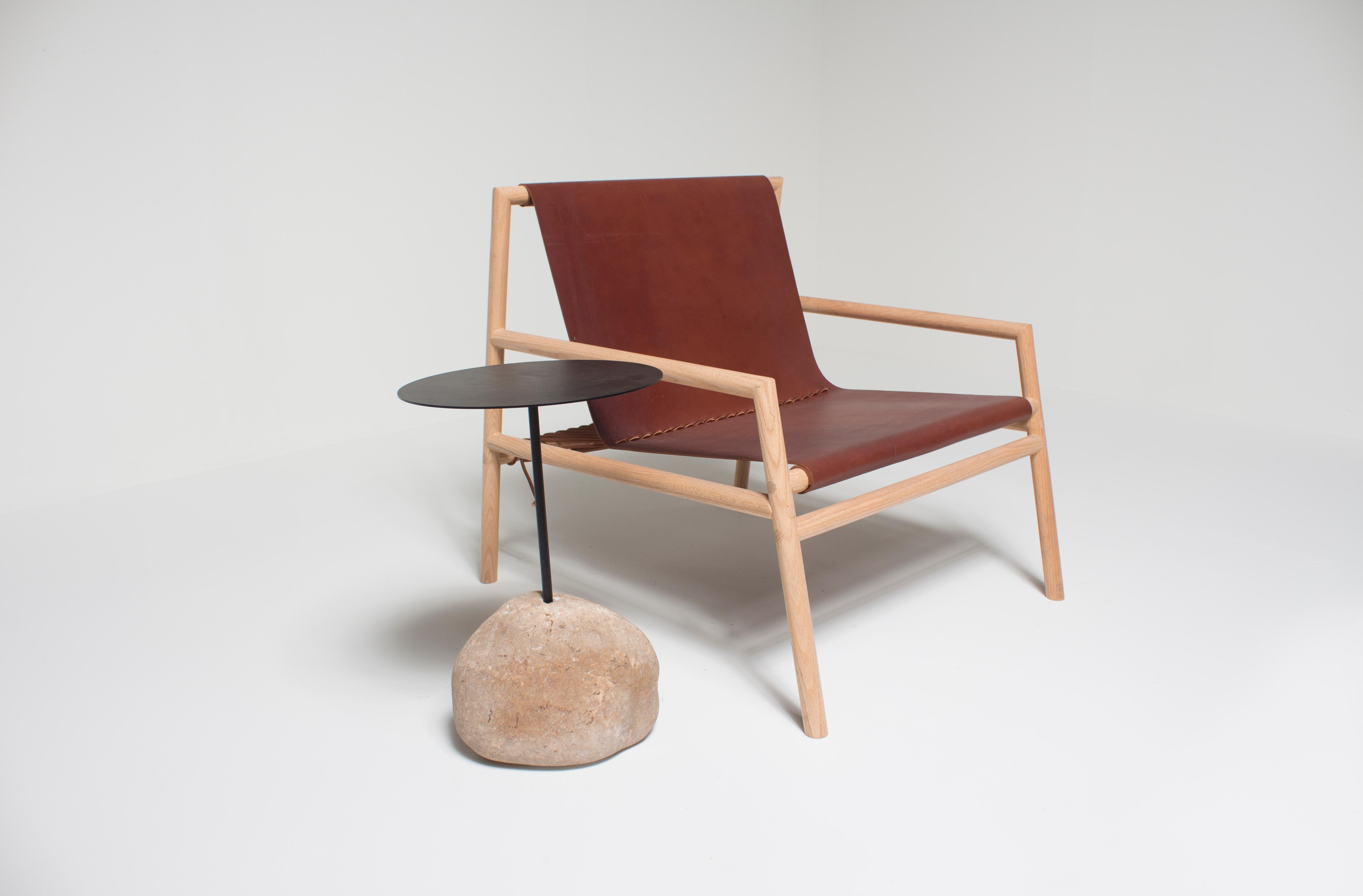 Chaise longue simple, minimale et propre. Fabriqué en bois de chêne massif et en cuir nord-américain véritable.
 