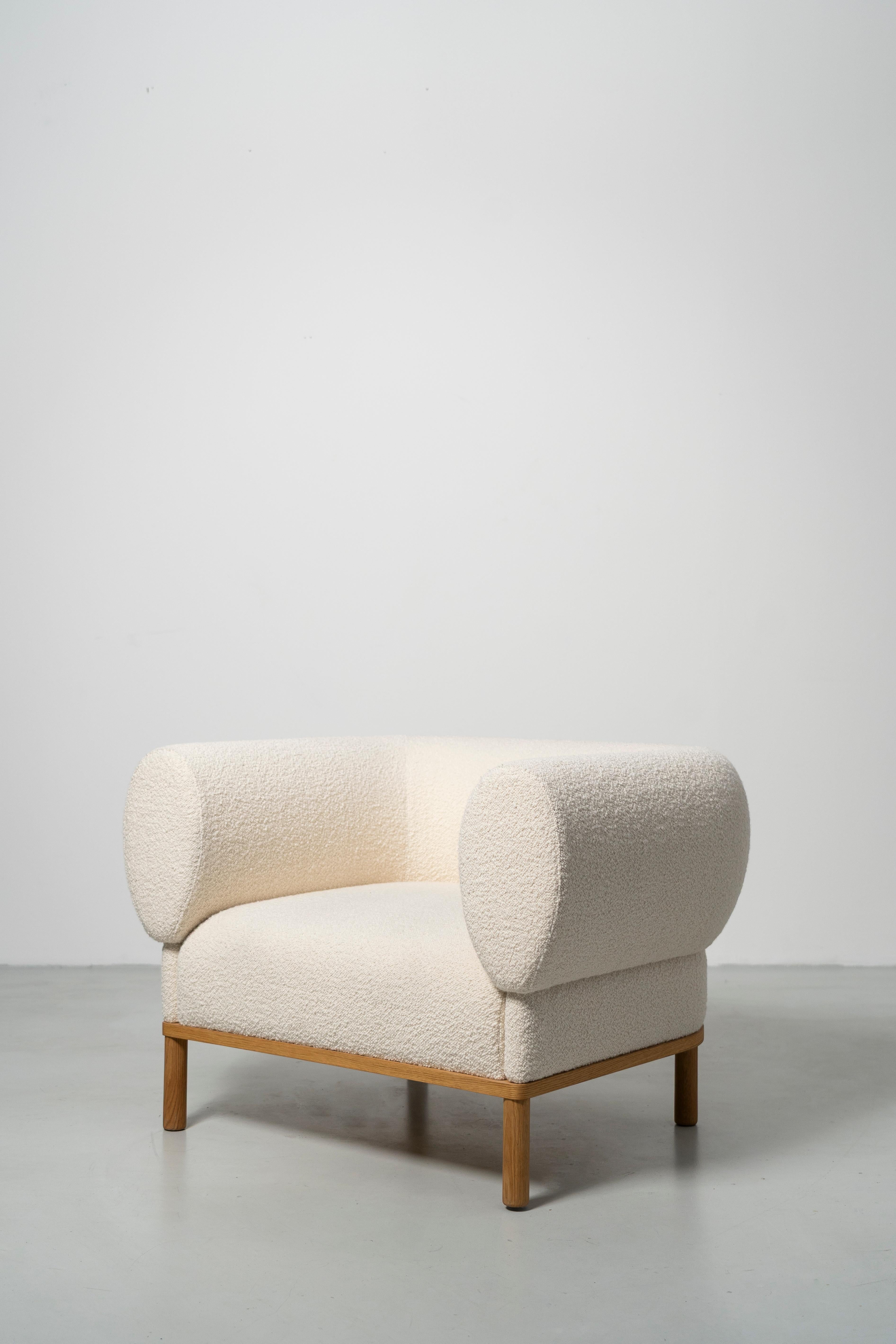 Scandinave moderne Gallant Chair - solid oak wood base with boucle upholstery en vente