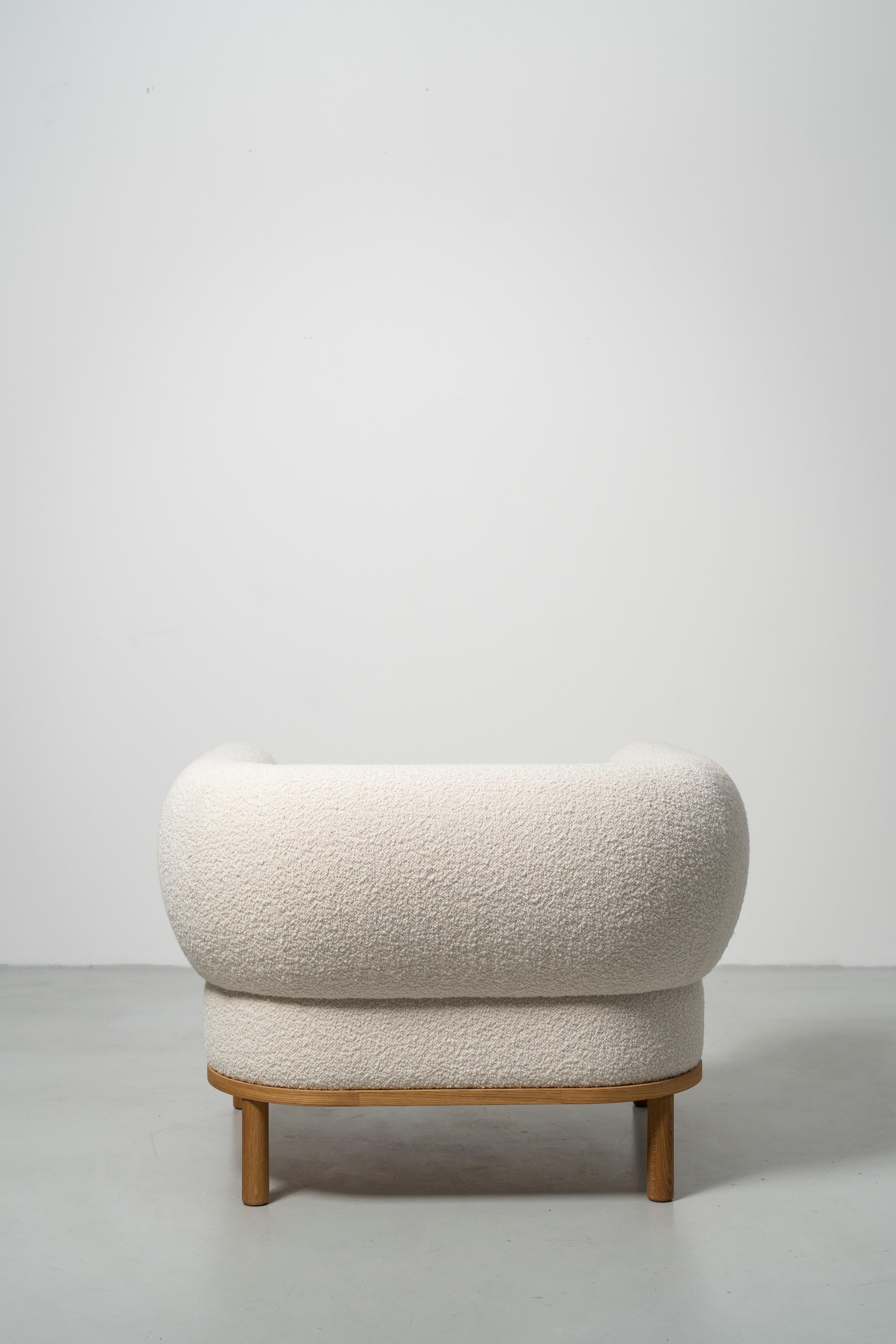 Danois Gallant Chair - solid oak wood base with boucle upholstery en vente