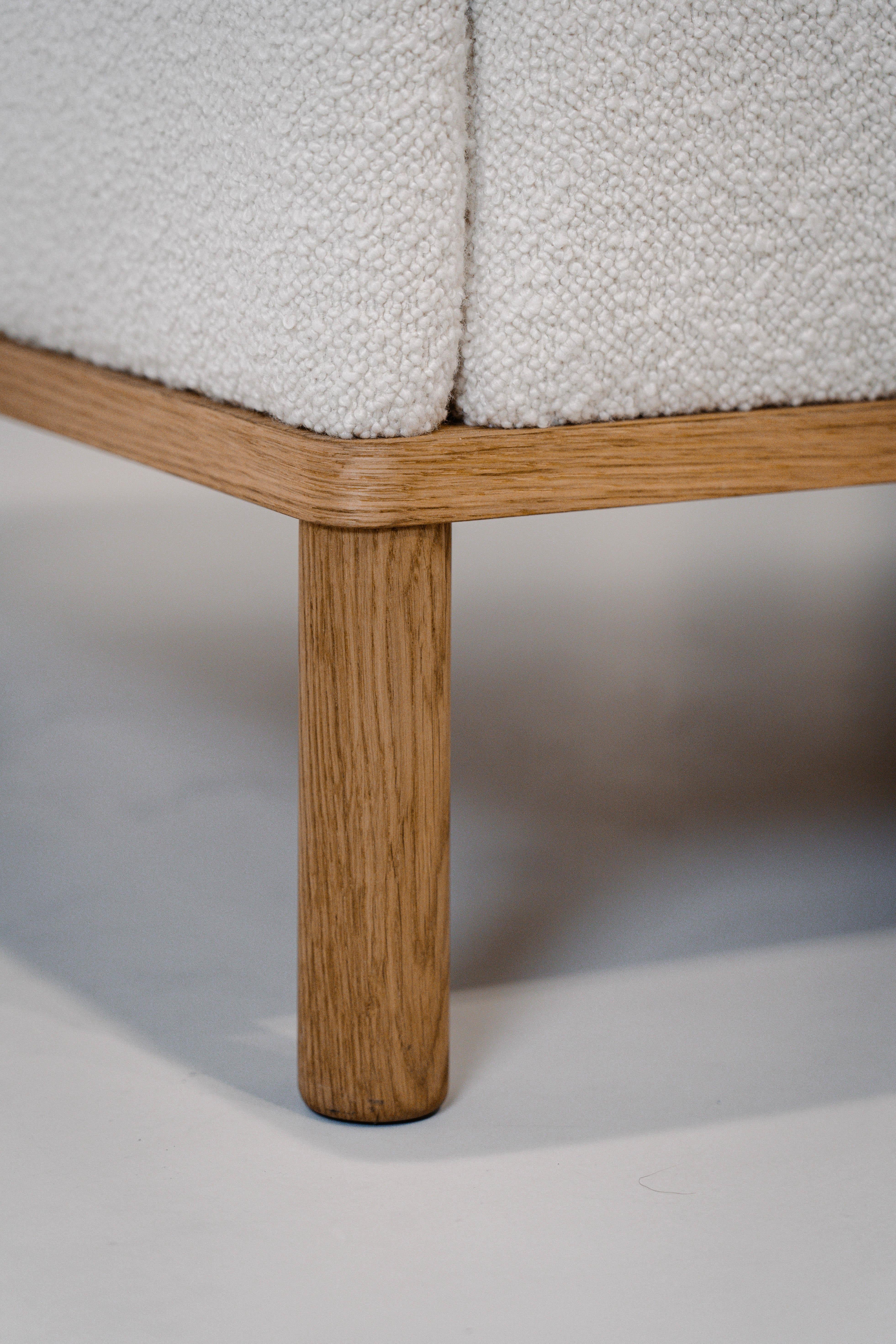 XXIe siècle et contemporain Gallant Chair - solid oak wood base with boucle upholstery en vente