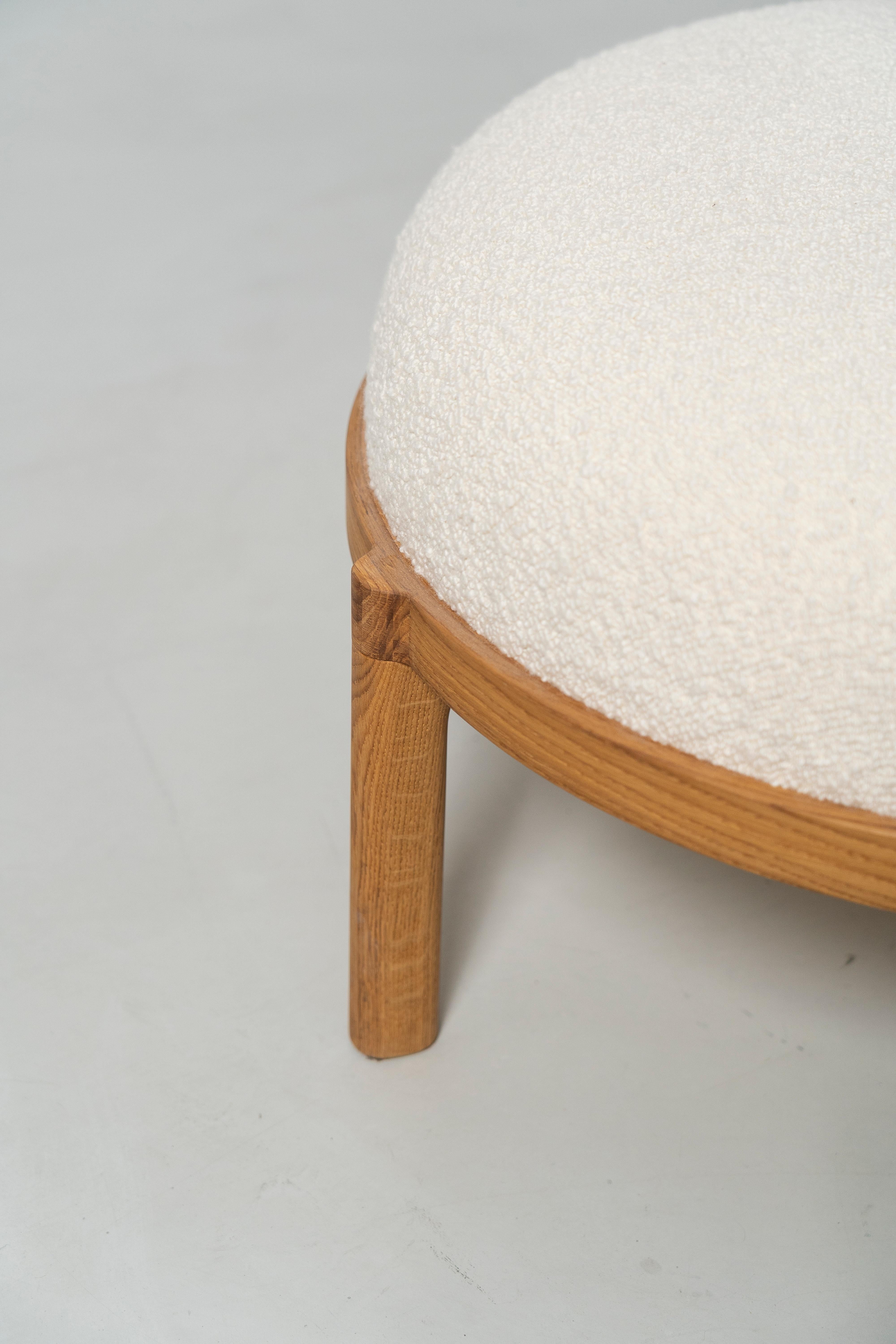 Scandinave moderne Gallant Stool - solid oak wood base with boucle upholstery en vente