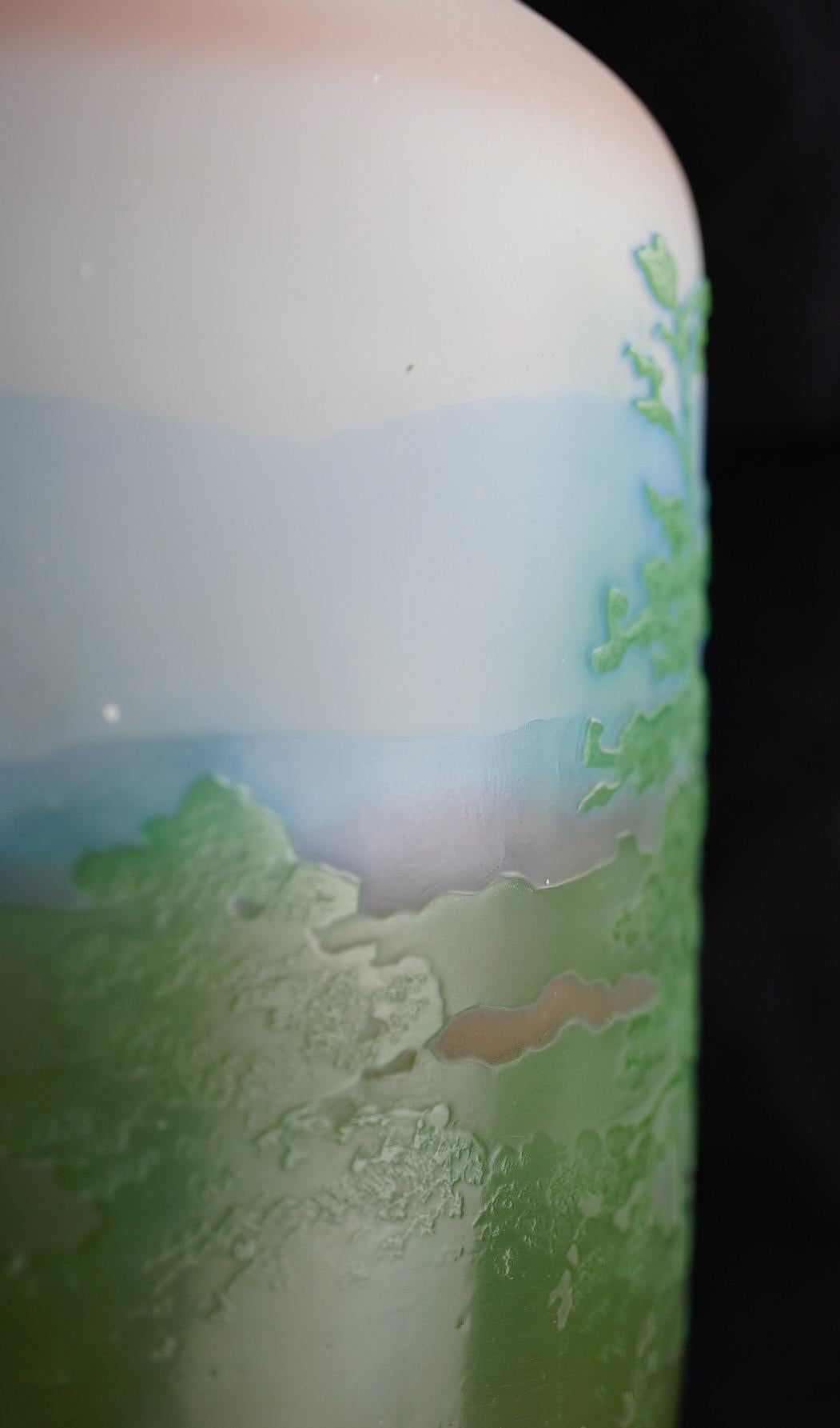 Galle Alpine Landschaft Kamee Vase im Zustand „Hervorragend“ im Angebot in Gainesville, FL