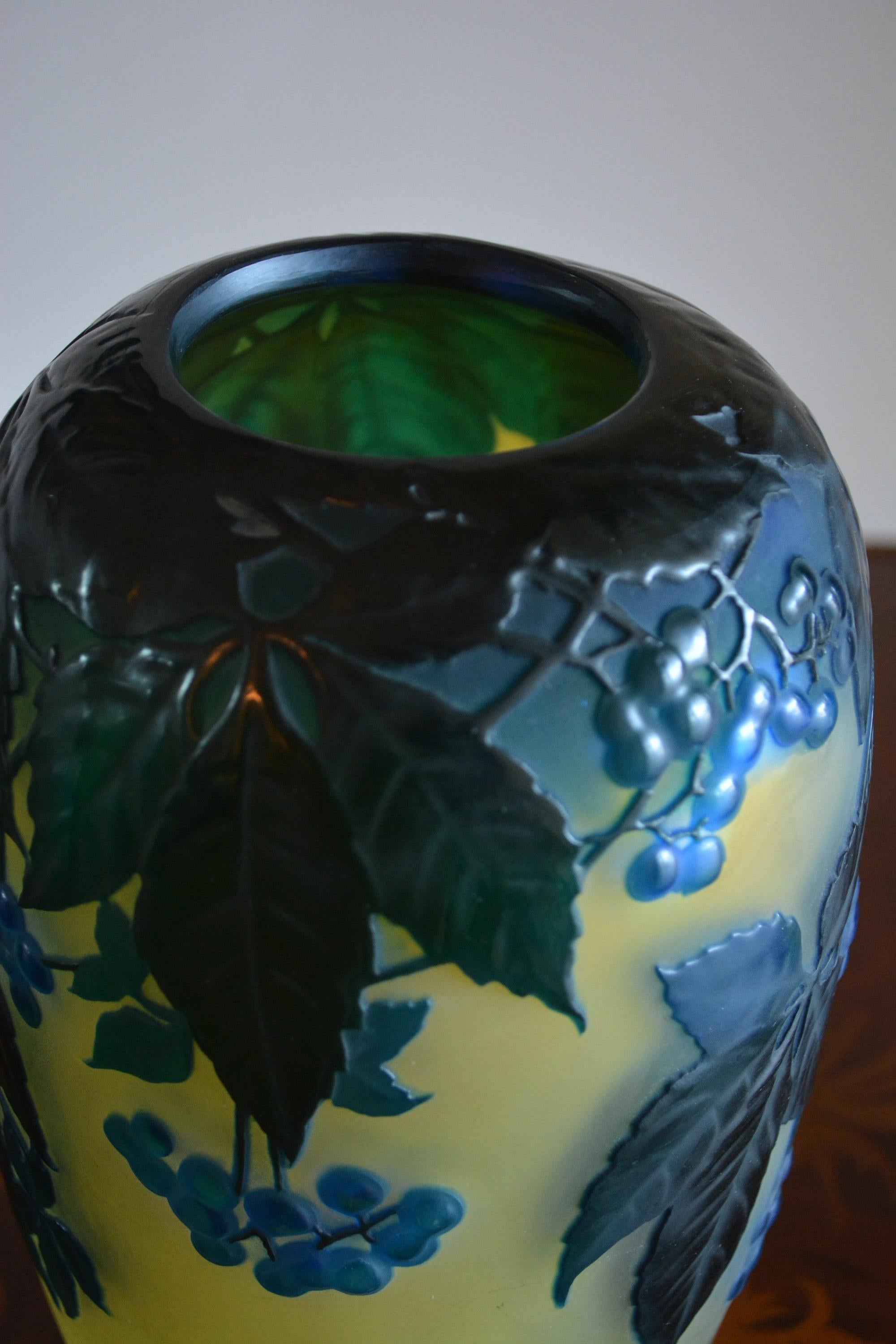 Gallè Art Nouveau Green and Yellow Glass Soufflè American Ivy Vase For Sale 4
