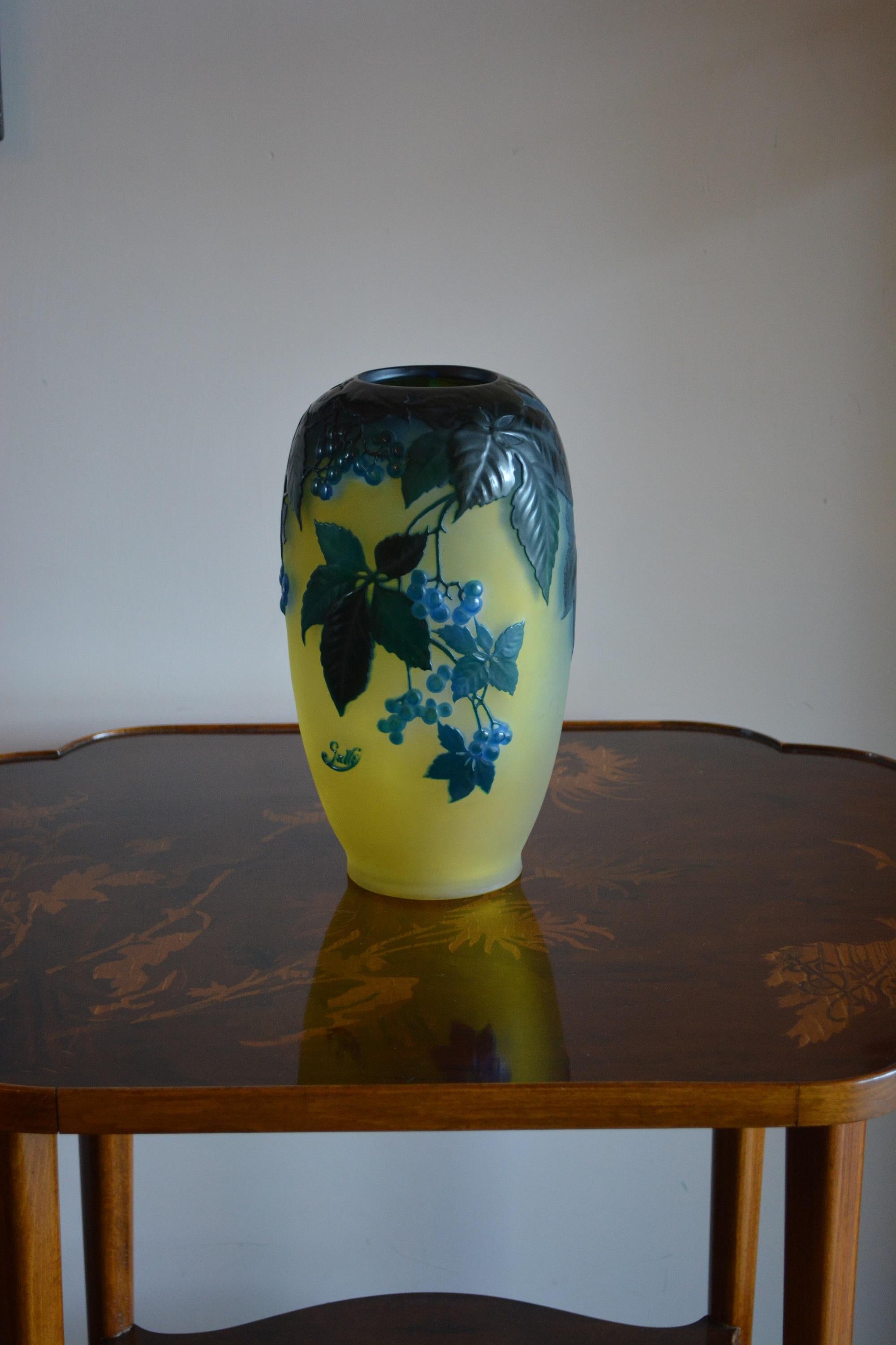 Gallè Art Nouveau Green and Yellow Glass Soufflè American Ivy Vase In Good Condition For Sale In Fiumicino, Rome