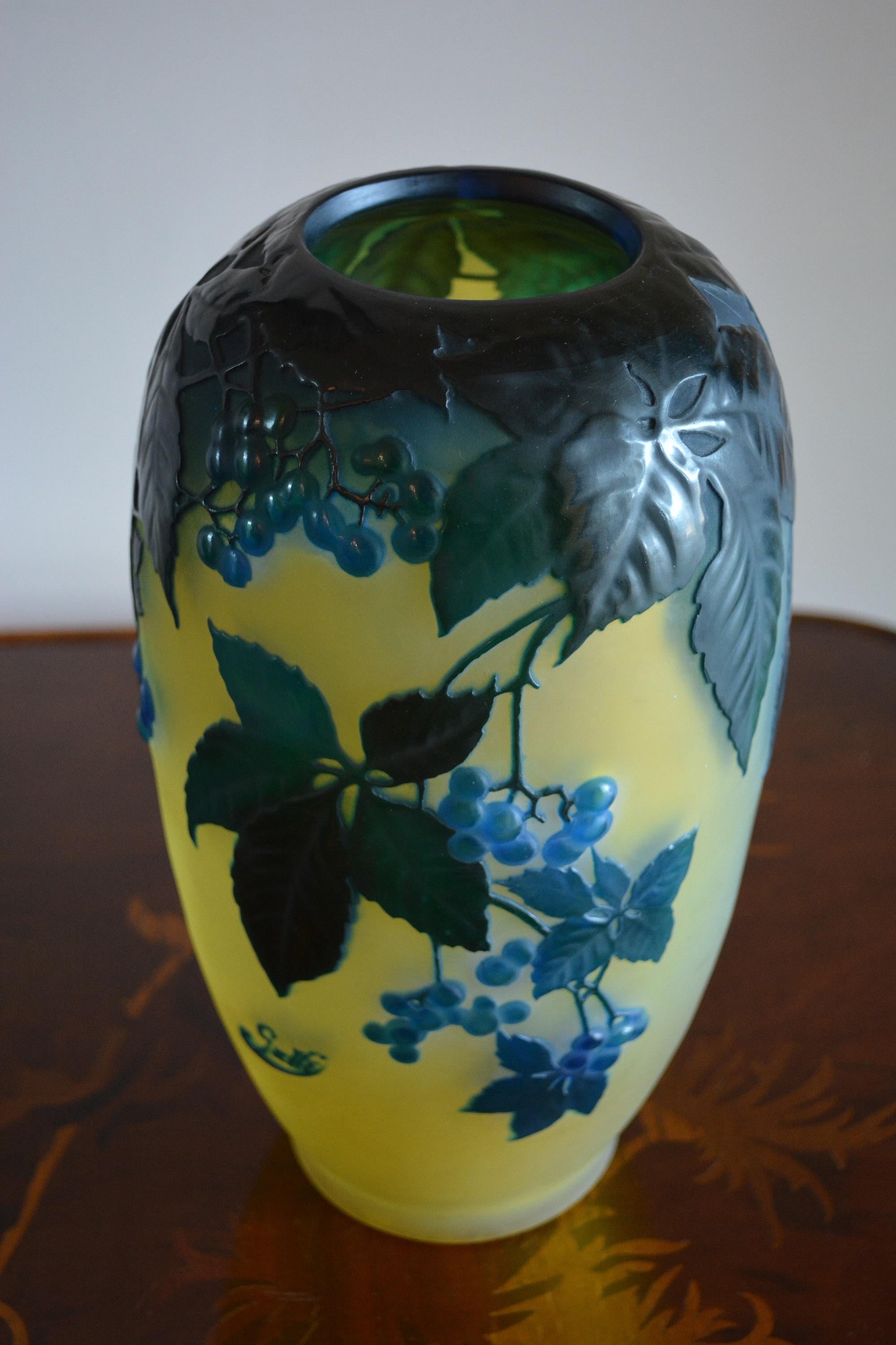 Early 20th Century Gallè Art Nouveau Green and Yellow Glass Soufflè American Ivy Vase For Sale