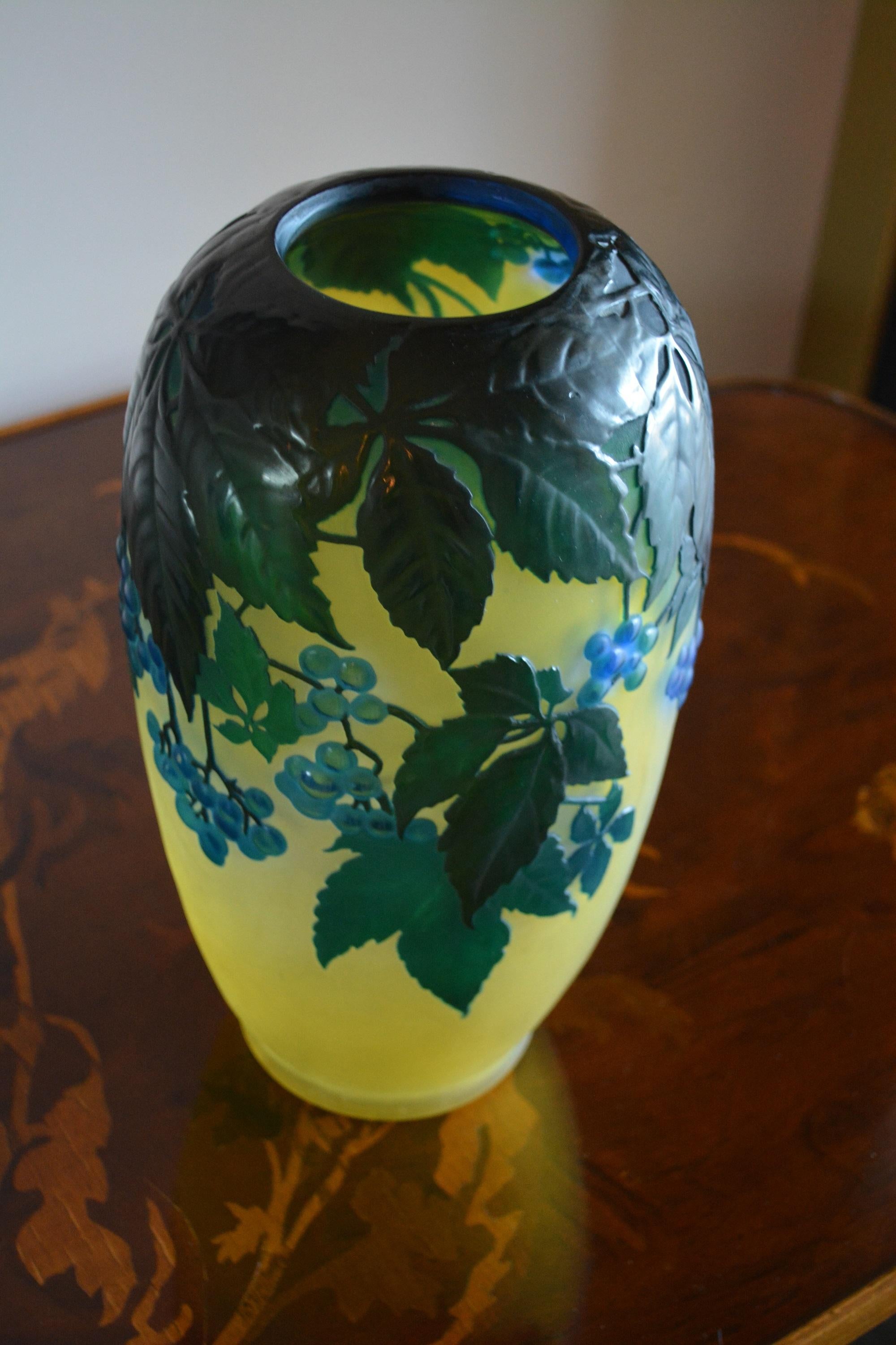 Gallè Art Nouveau Green and Yellow Glass Soufflè American Ivy Vase For Sale 1