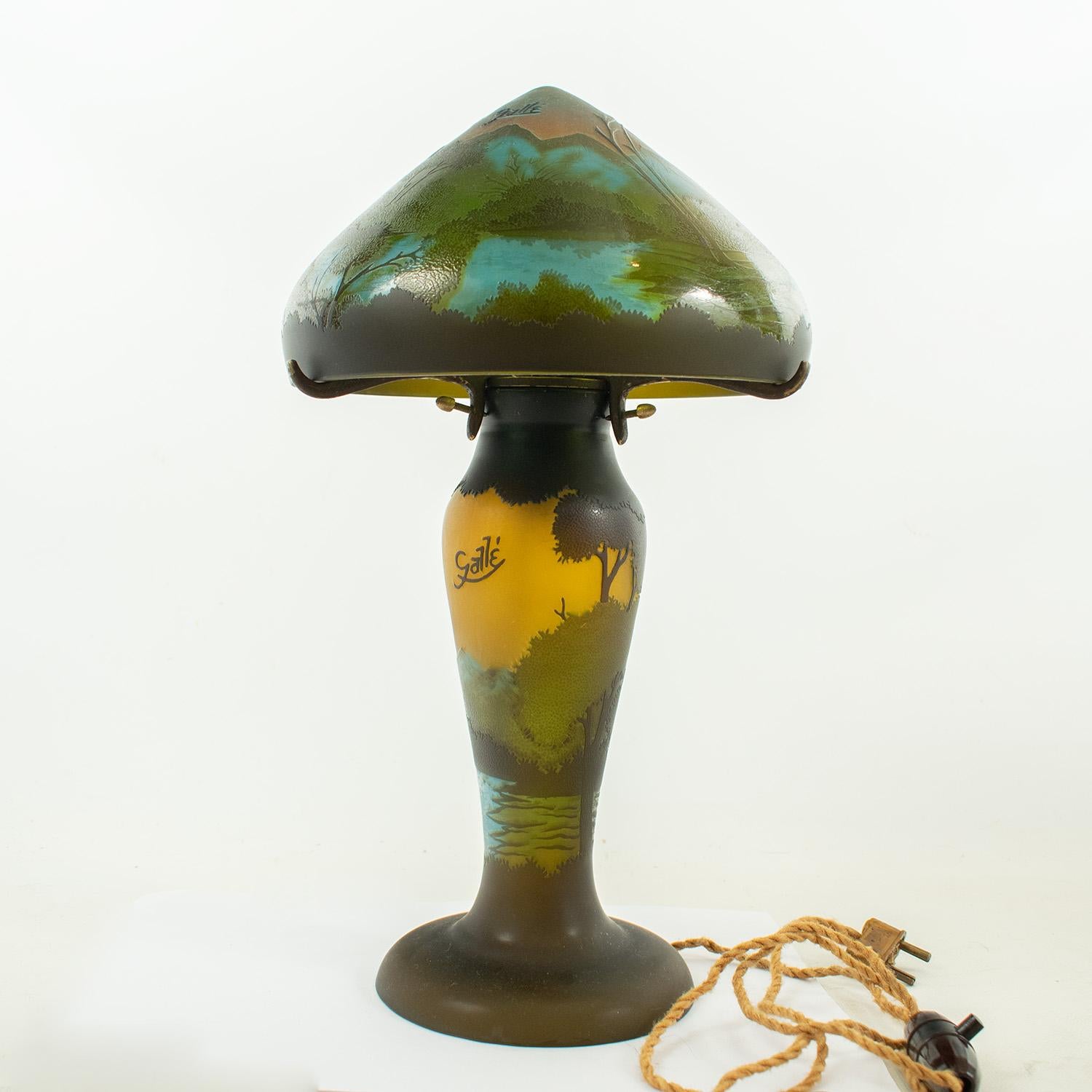 Etched GALLE Art Nouveau Mushroom lamp in multilayer glass For Sale