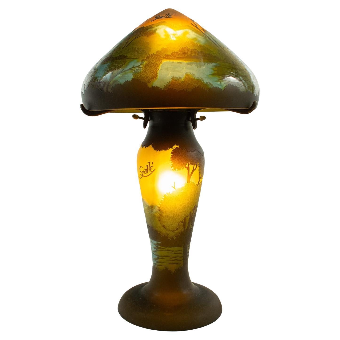 GALLE, Jugendstil-Lampe mit Pilzmotiv aus mehrschichtigem Glas