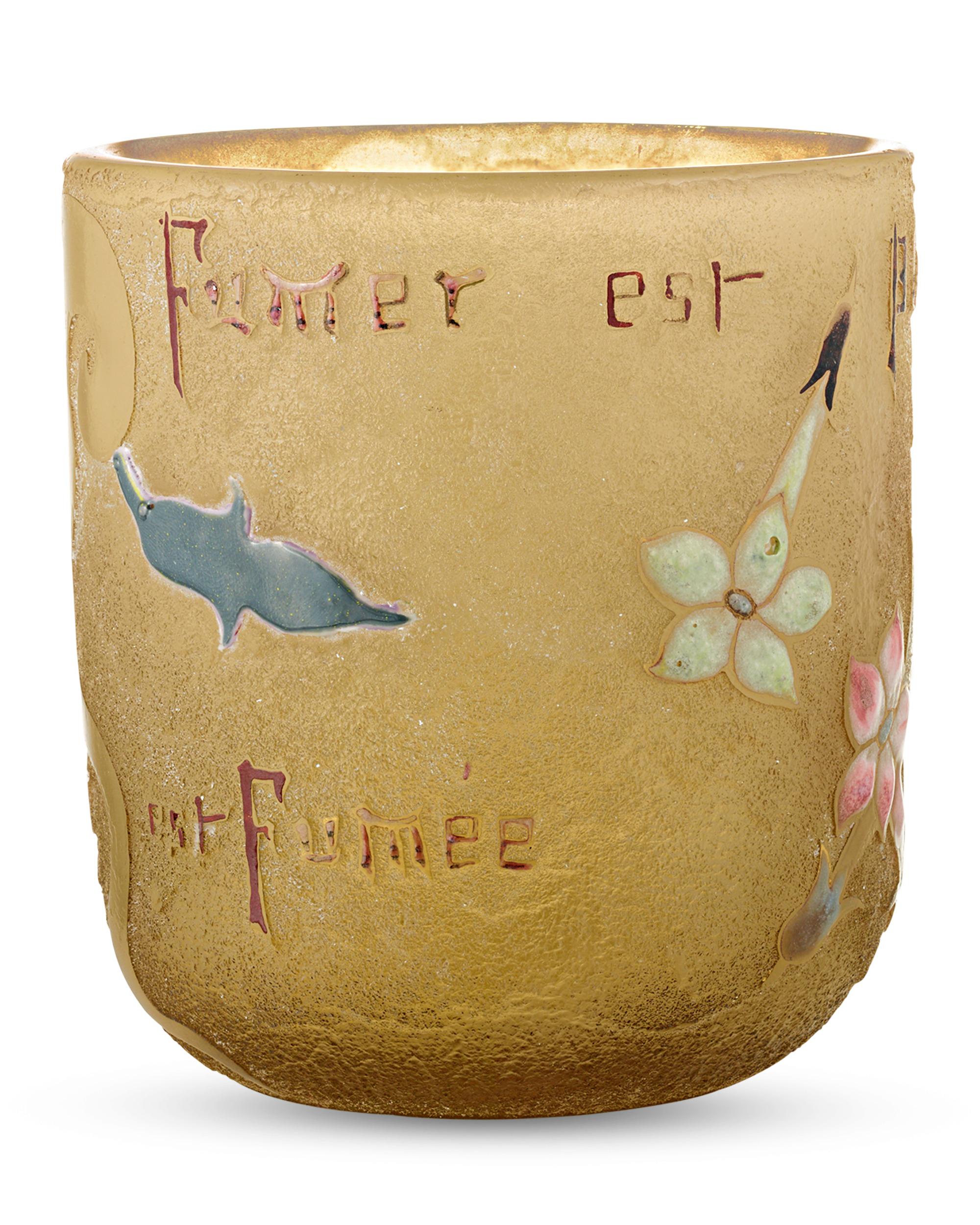 Ce remarquable vase gravé à l'acide est l'œuvre du célèbre maître de l'Art nouveau Émile Gallé, l'un des noms les plus réputés de la verrerie française. L'amour de l'artiste pour la Nature est évident dans le rendu détaillé des fleurs épanouies qui