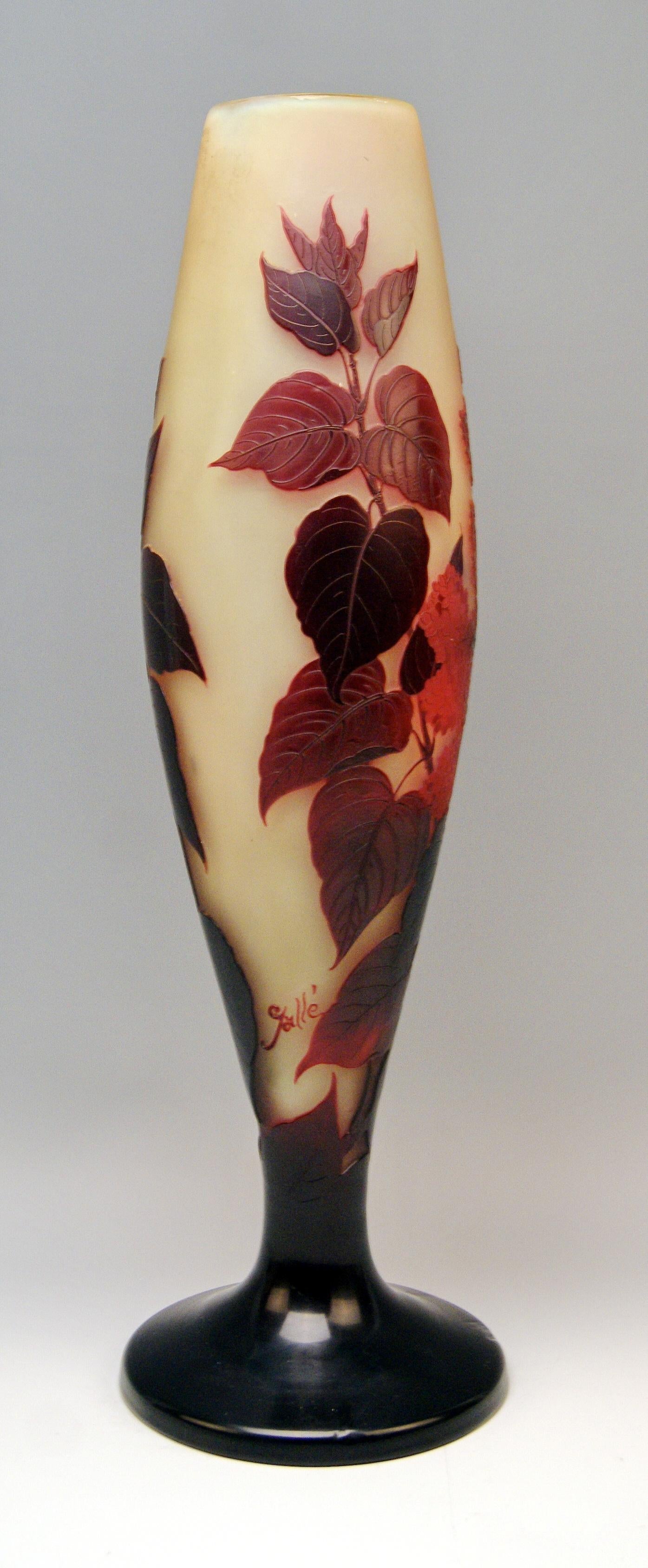 Gallé Art Nouveau Vase Galle Lilac Blossoms France Nancy, circa 1906-1914 In Good Condition In Vienna, AT