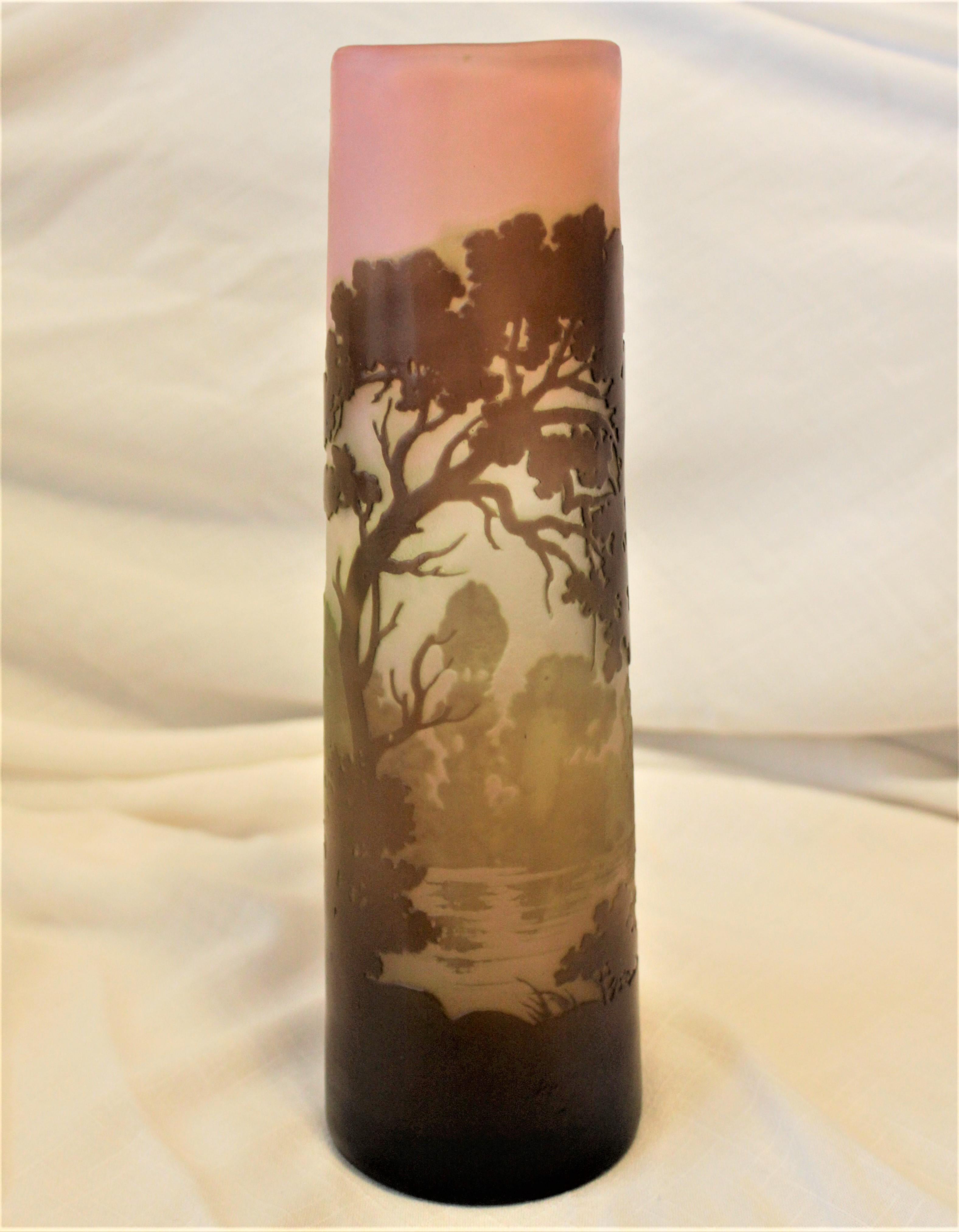Diese antike signierte Vase von Galle wurde um 1900 in Frankreich im Jugendstil hergestellt. Die Vase besteht aus mehreren Schichten farbigen Glases, das geätzt, geschliffen und poliert wurde, um eine ländliche Landschaft mit einem Bach im