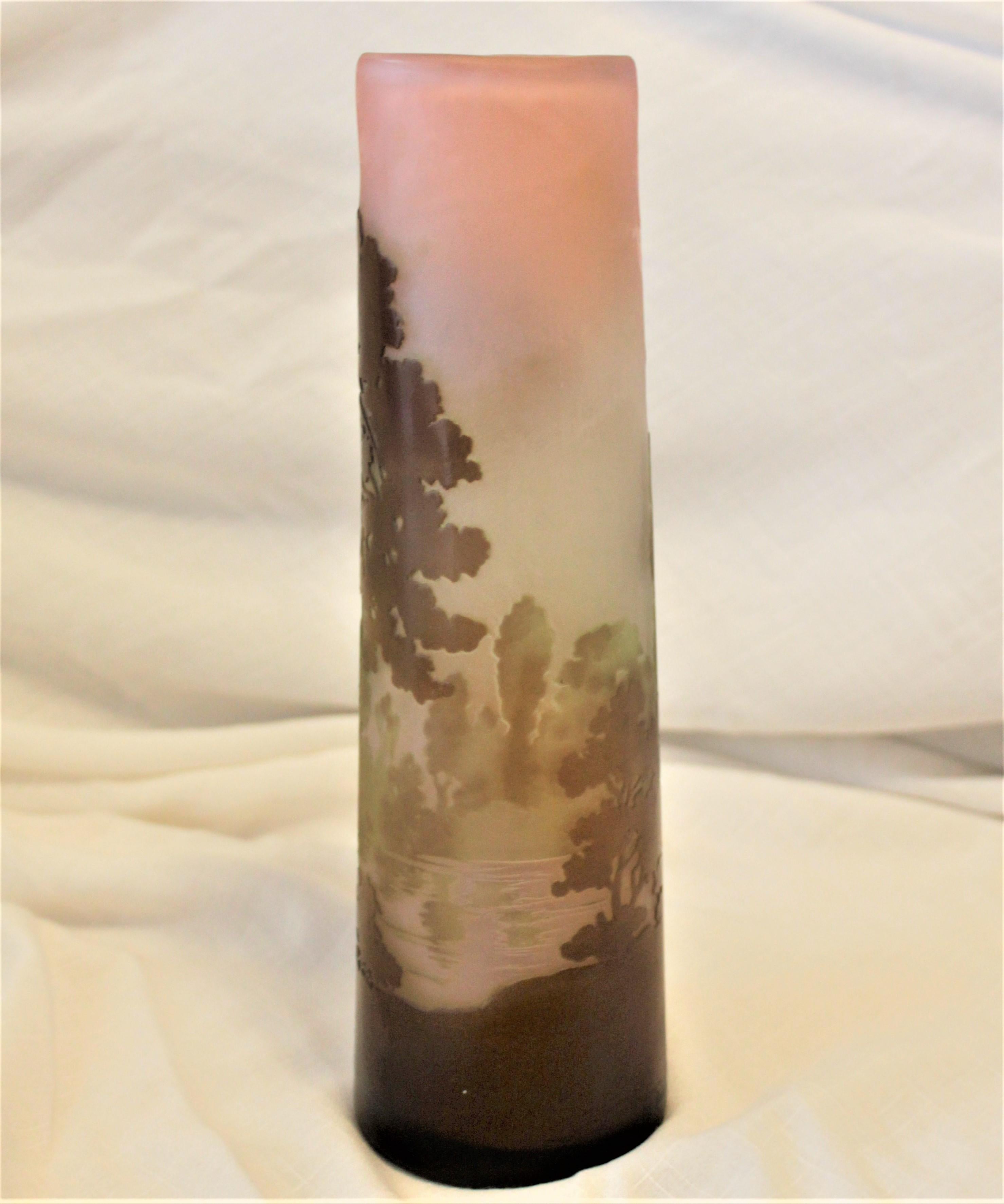 Européen Vase de paysage en verre d'art avec camée de Galle en vente