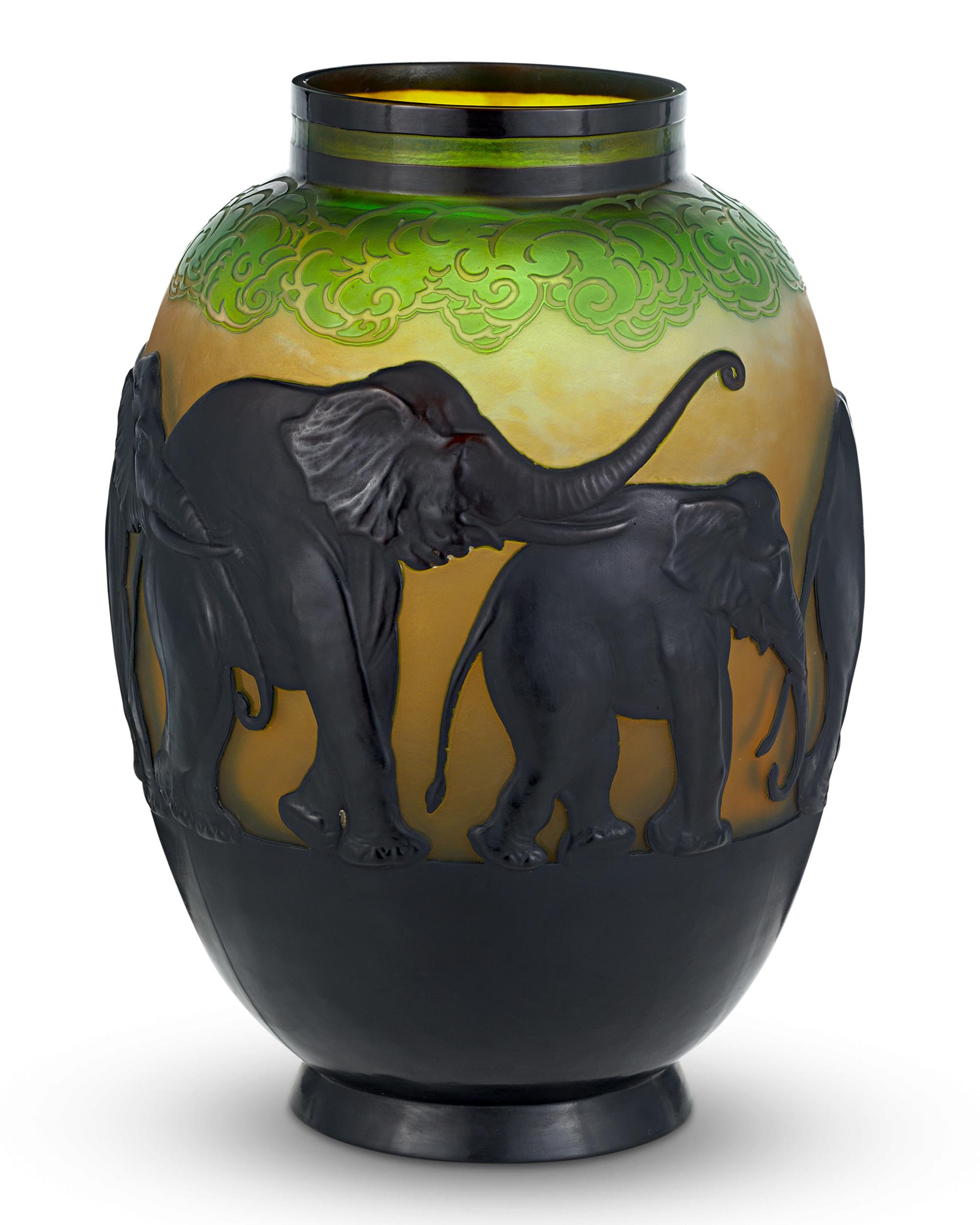 Vaso Elefante in vetro Cameo
Émile Gallé
Circa 1925

Questo monumentale vaso in stile Art Nouveau è uno dei migliori successi dell'iconica azienda vetraria di Émile Gallé. Il vaso, che mostra la maestria di Gallé nella tecnica di soffiatura a