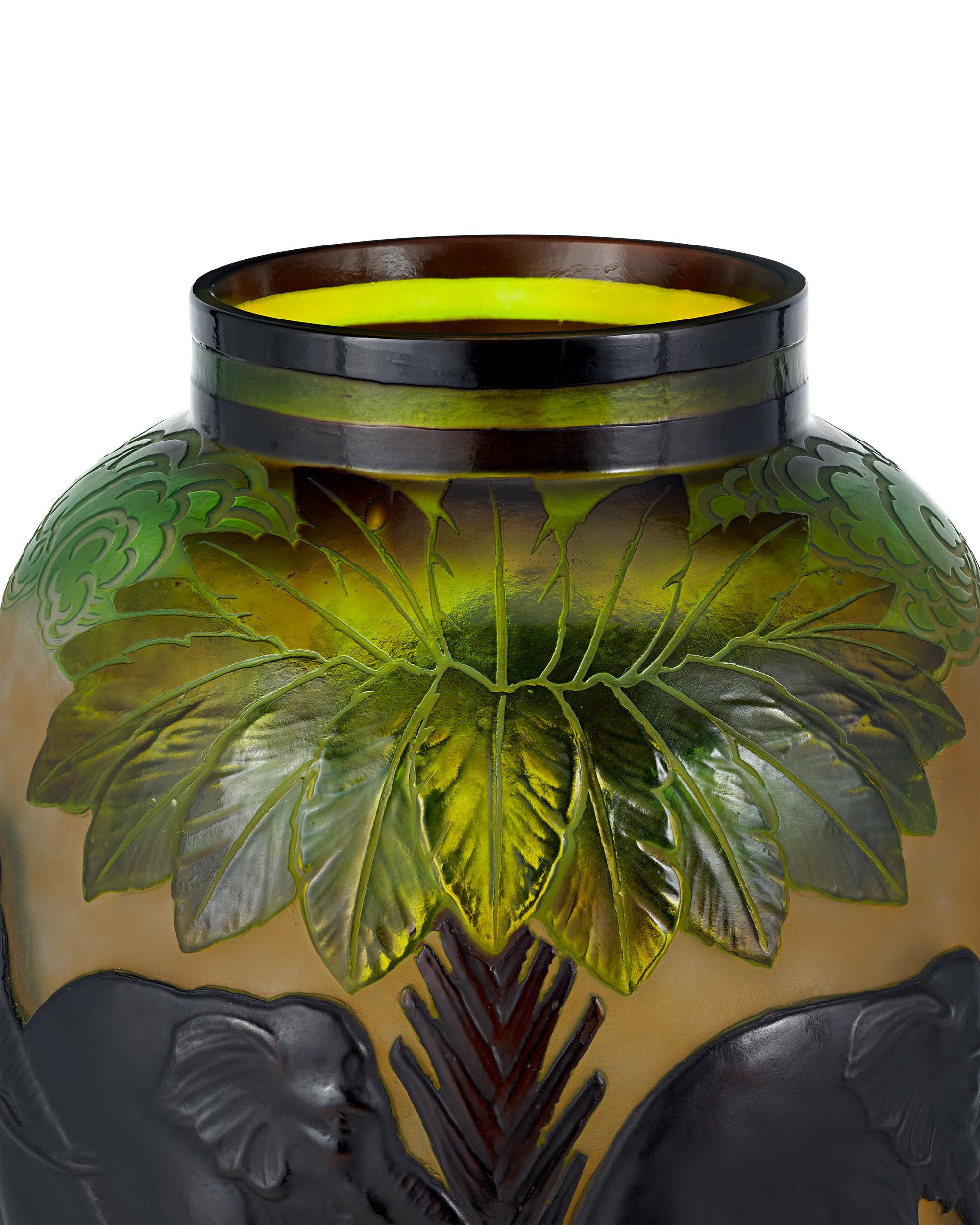 Art Nouveau Vaso Elefante con cammeo di Gallé in vendita