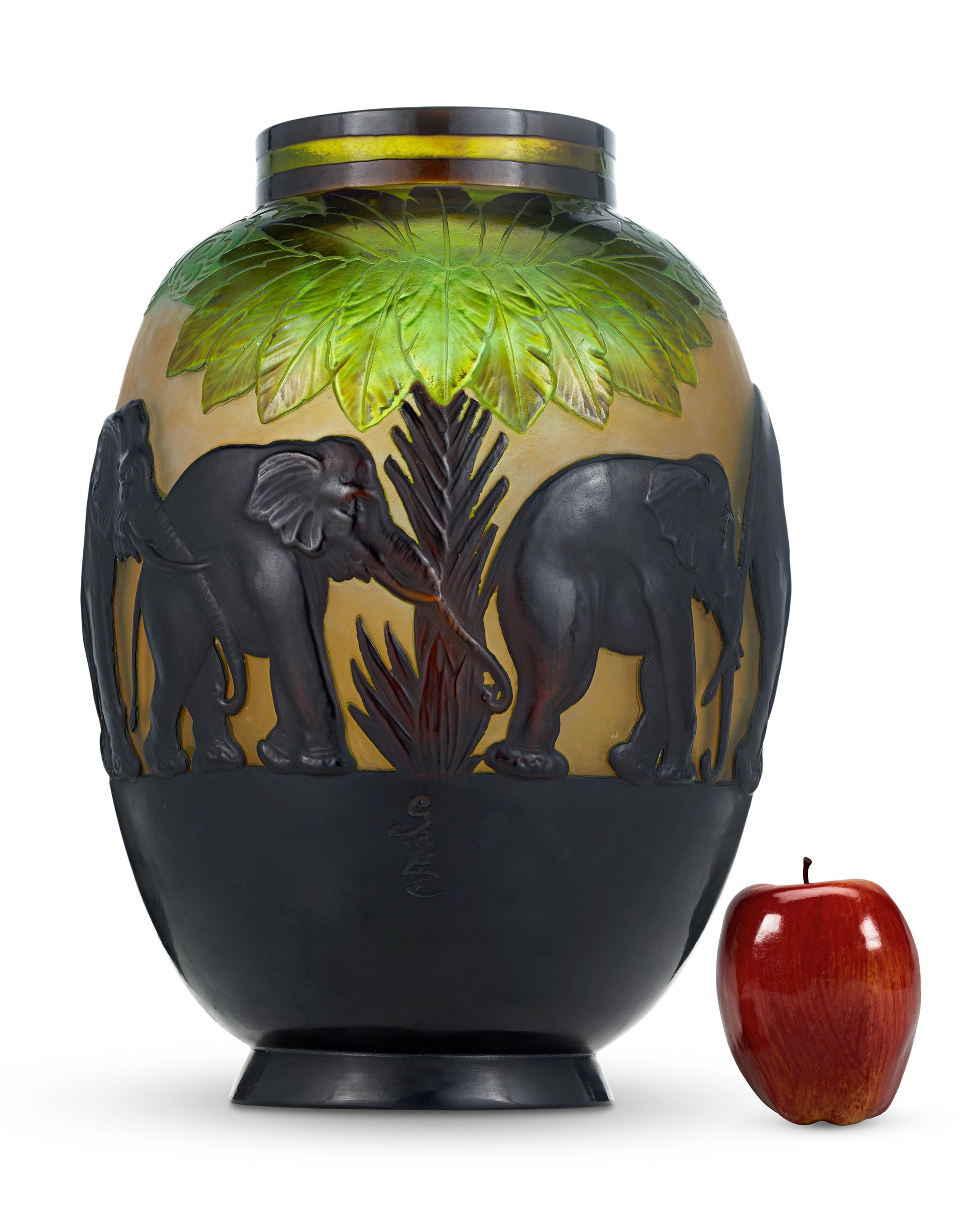Vaso Elefante con cammeo di Gallé In condizioni ottime in vendita a New Orleans, LA