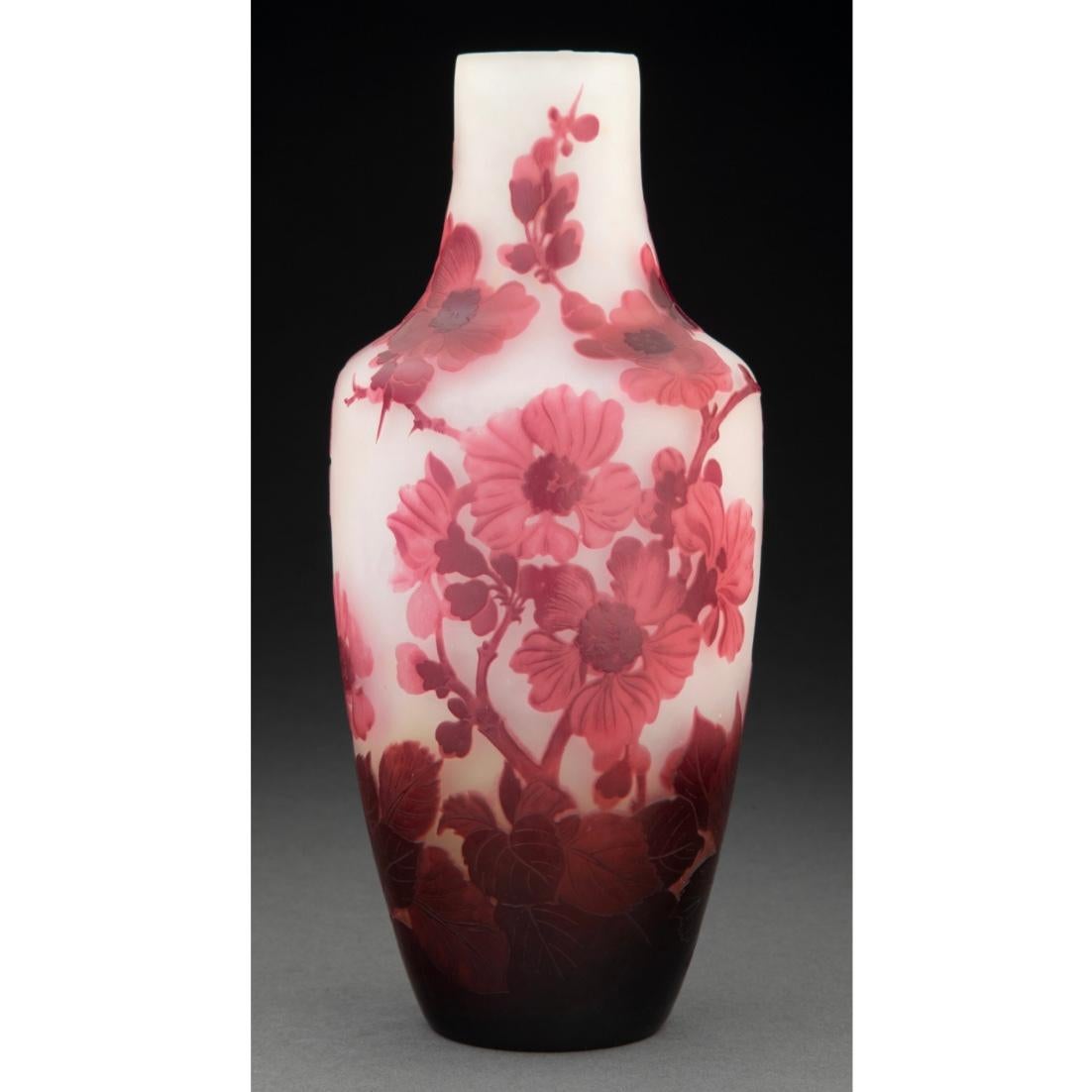 Vaso di Anemone in vetro cammeo Galle, circa 1900 Art Nouveau 
Marchi: Gallé
Altezza: 9,5 pollici (24,1 cm)
Diametro: 4.5

Condit: Il vaso presenta anemoni rossi e rosa su uno sfondo bianco e giallo. In ottime condizioni; non si osservano