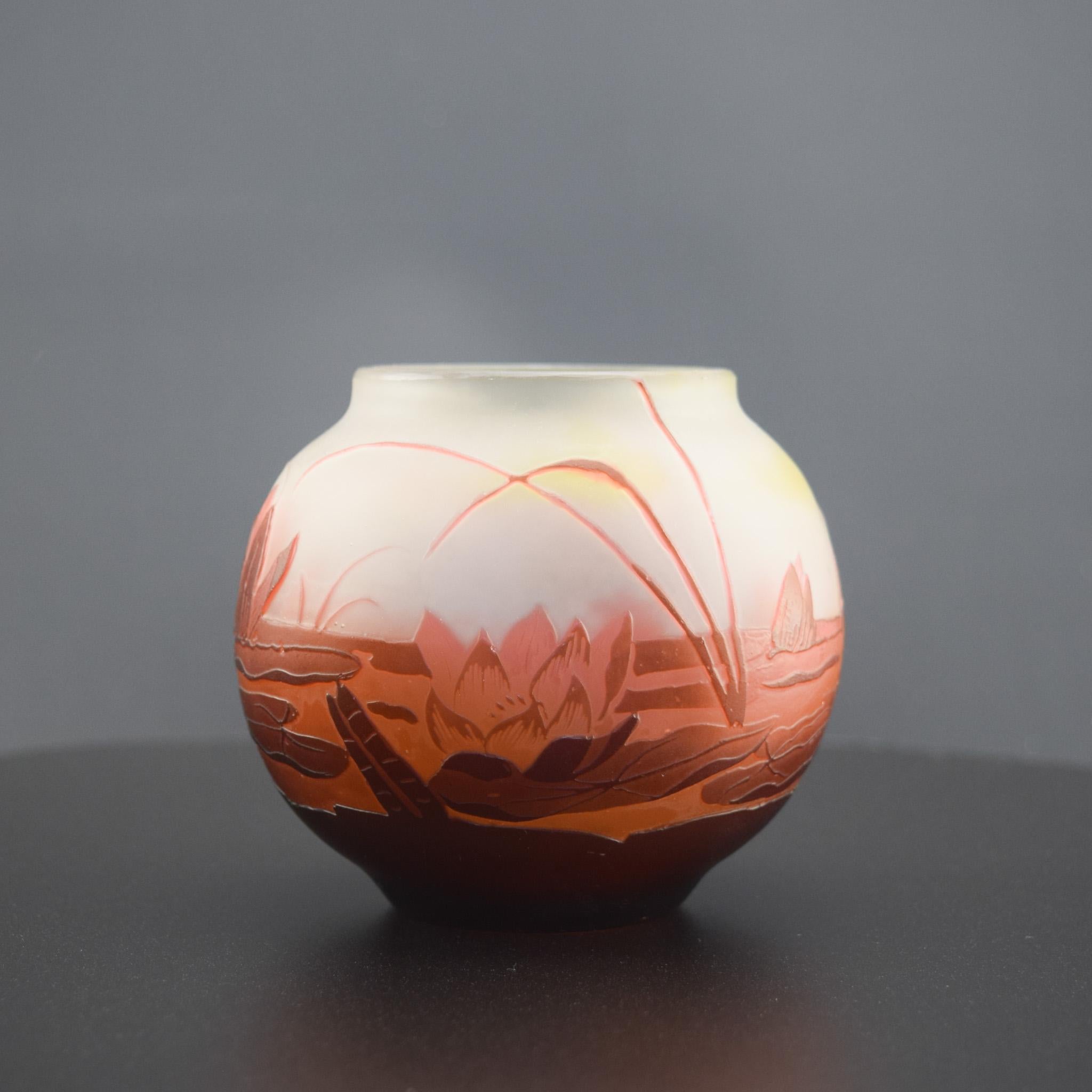 Vaso acquatico in vetro cammeo di Galle con ninfee, giunchi e erbe acquatiche
Firmato Galle nel cammeo C1908

Le condizioni sono ottime, senza danni o difetti.
