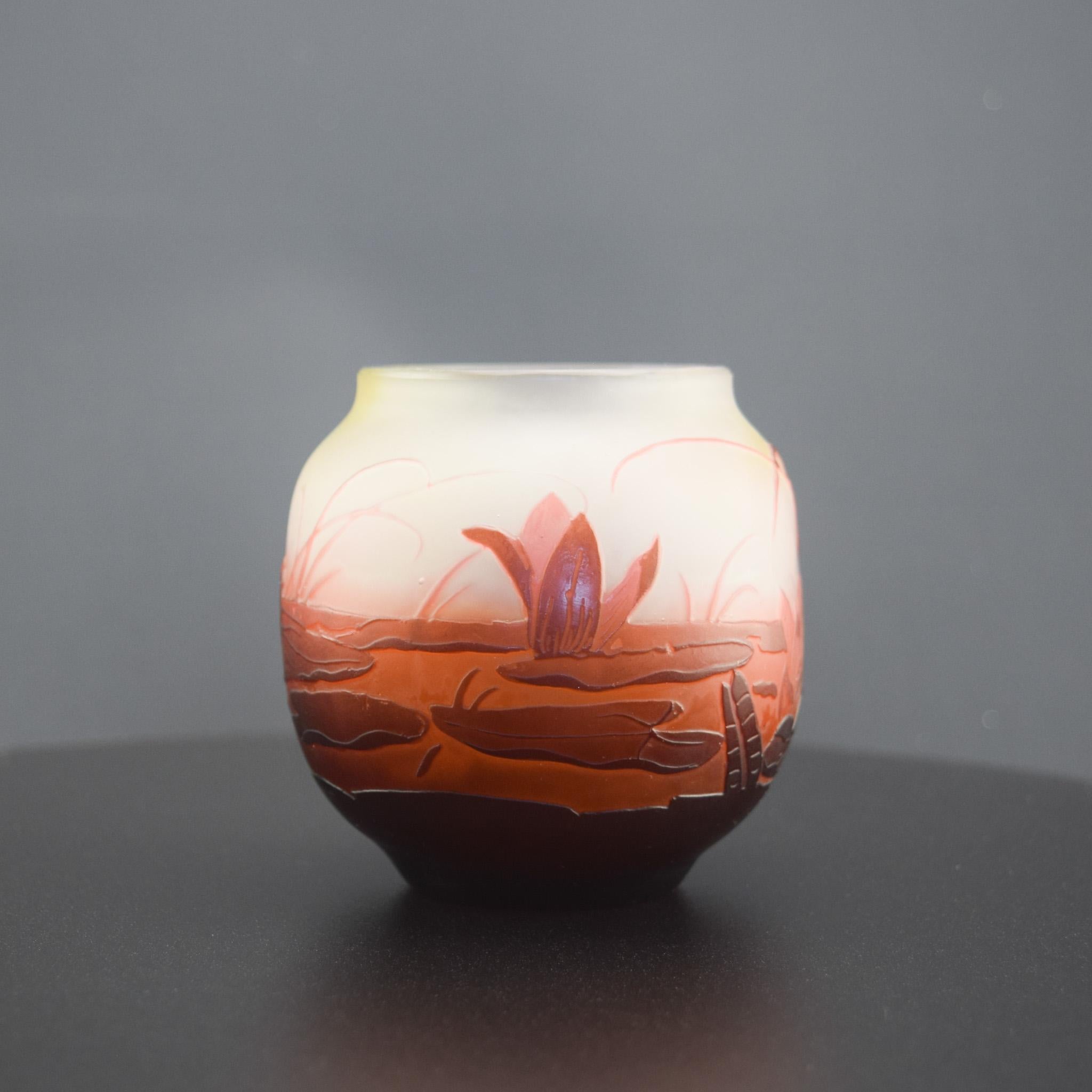 Francese Vaso acquatico in vetro cammeo Galle C1908 in vendita