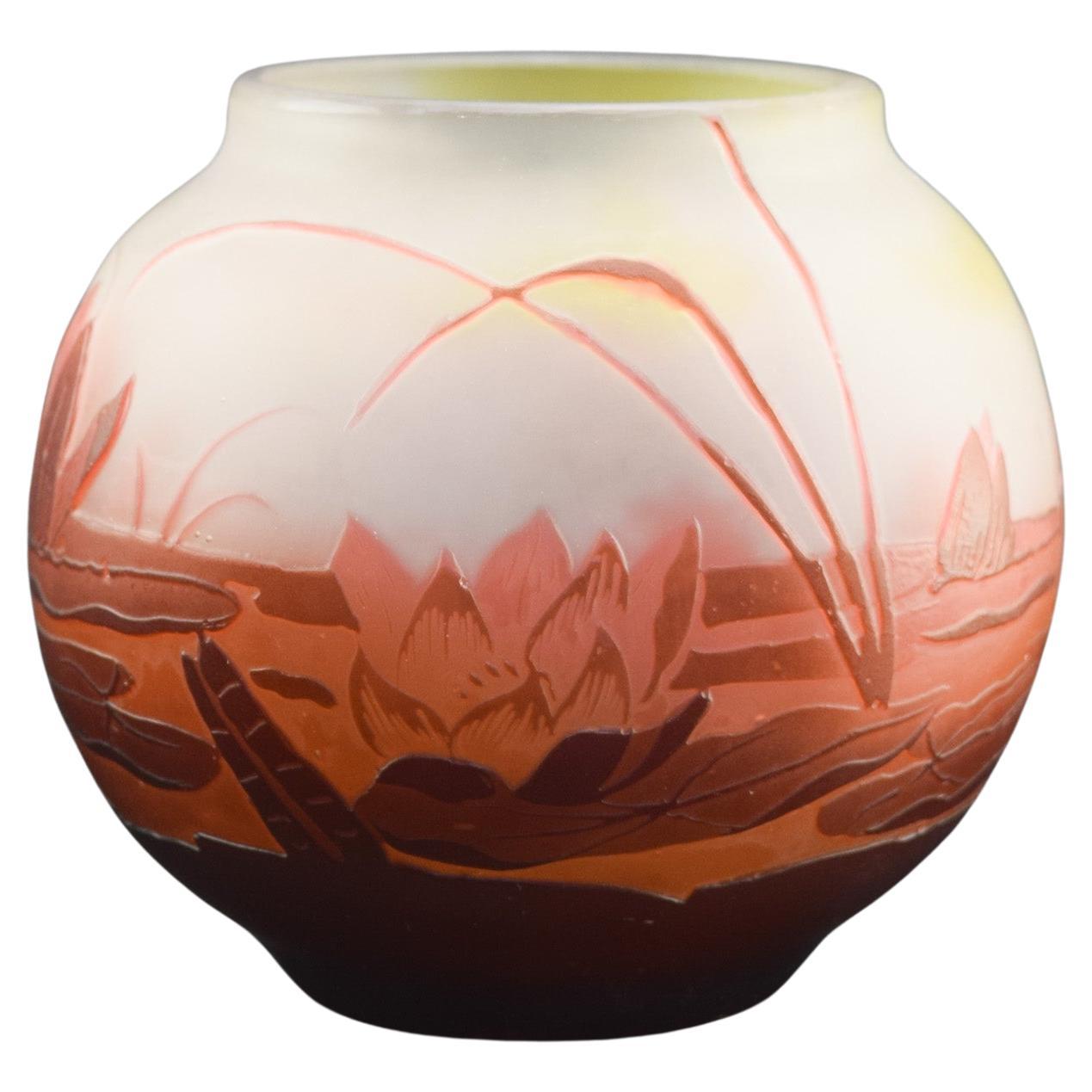 Vaso acquatico in vetro cammeo Galle C1908 in vendita