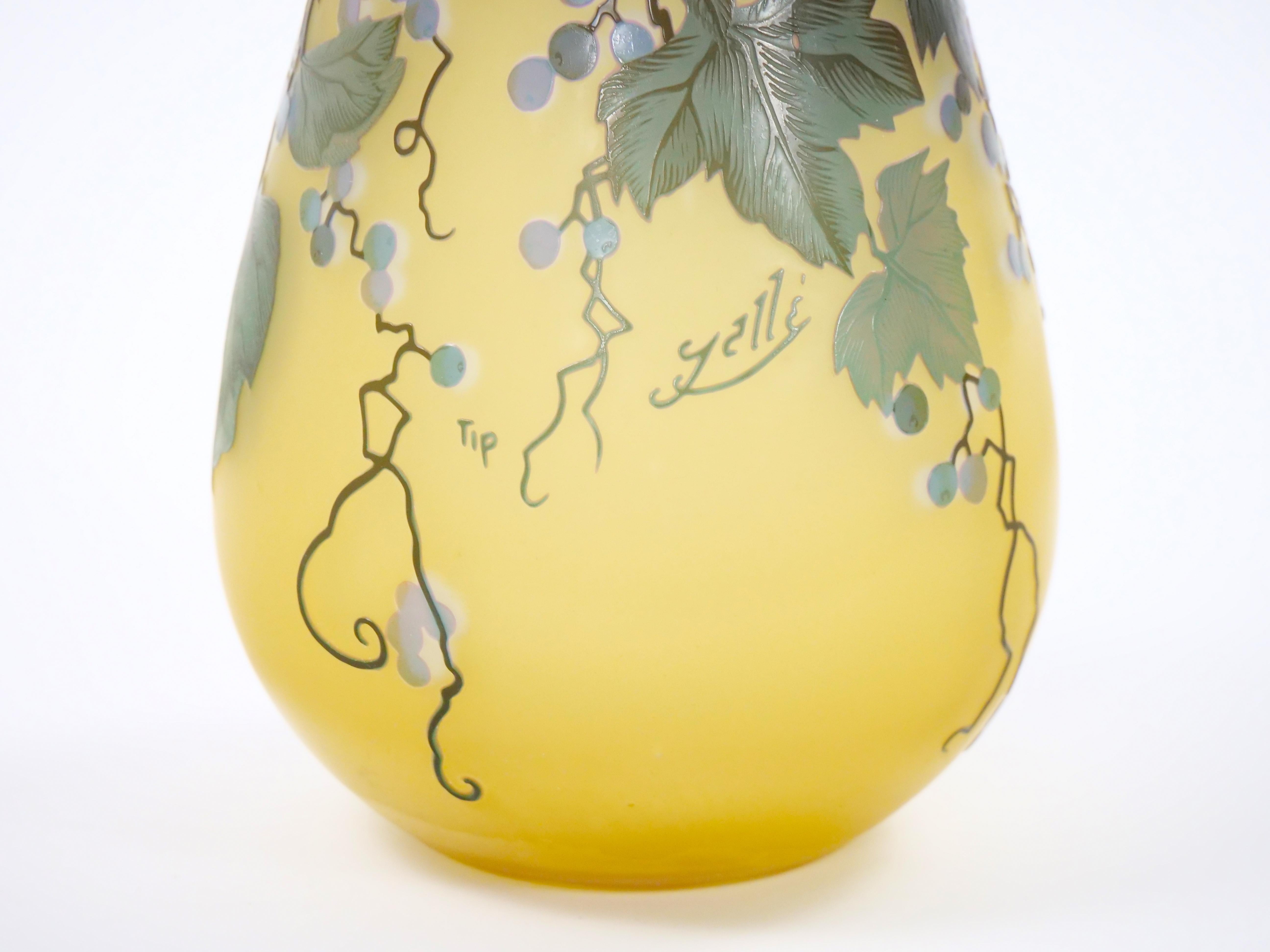 Galle Cameo Glass Art Nouveau Vase In Good Condition For Sale In Tarry Town, NY