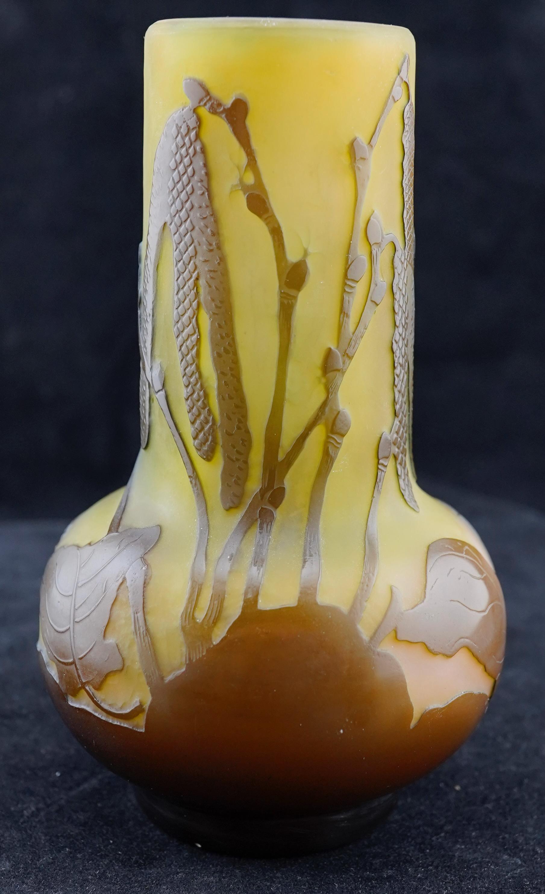 Art Nouveau Vaso Galle Cameo in vetro con baccelli in fiore in vendita