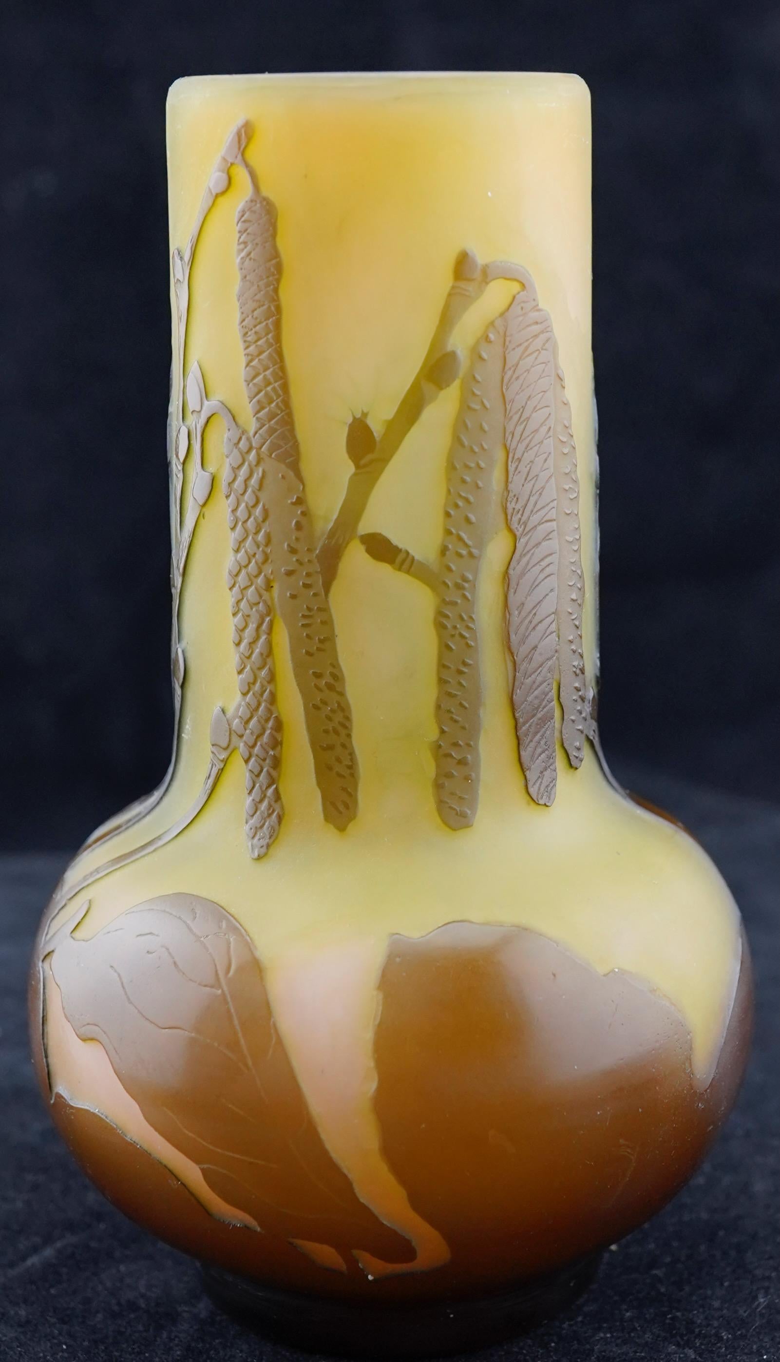 Francese Vaso Galle Cameo in vetro con baccelli in fiore in vendita