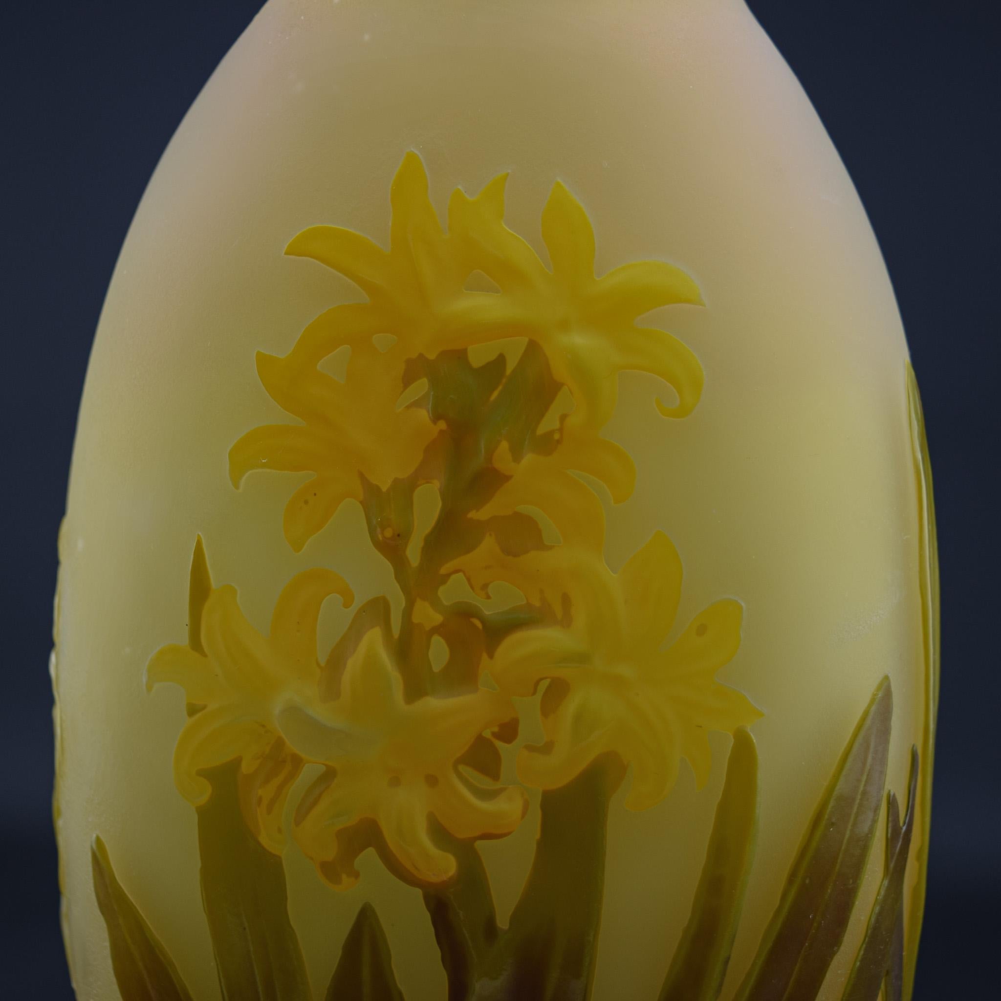 Vaso di giacinto in vetro soffiato Galle cameo c1920 in vendita 3