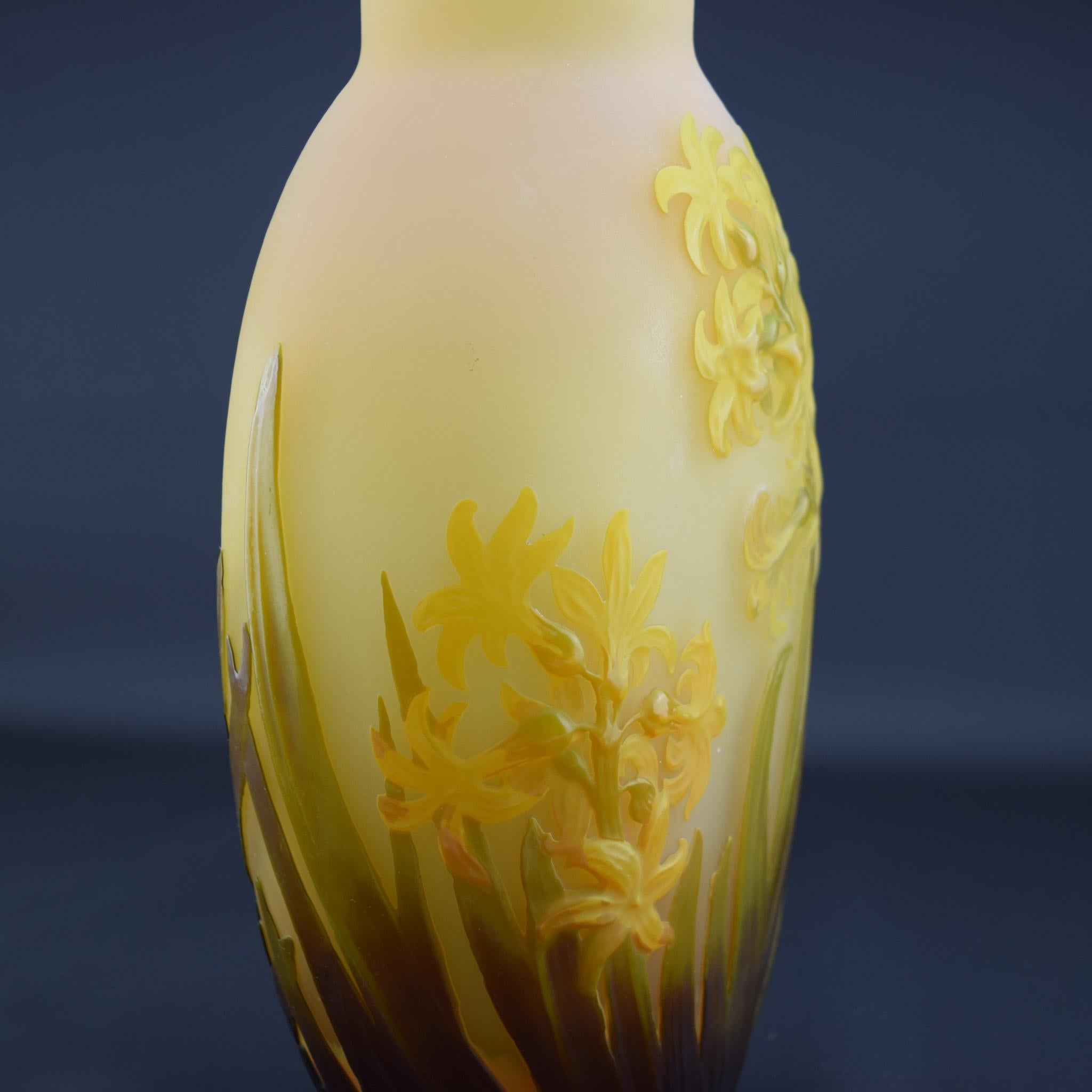 Vaso di giacinto in vetro soffiato Galle cameo c1920 in vendita 4