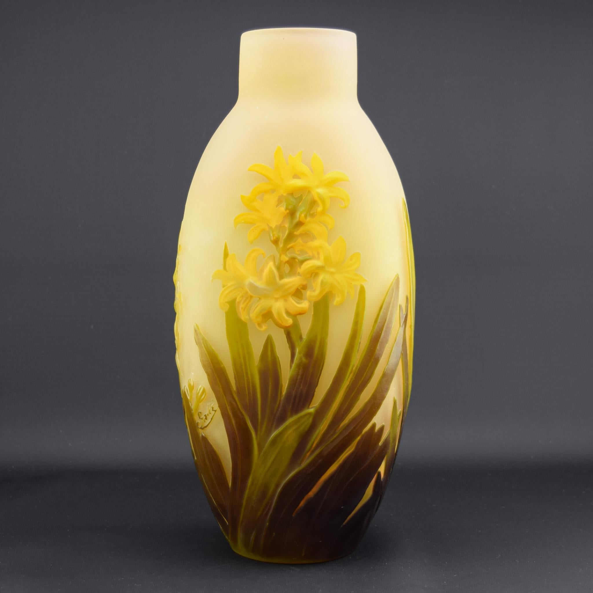 Vetro cammeo Galle  Vaso a soffietto C1920 decorato con giacinti gialli. Questo vaso si trova normalmente con giacinti rossi e fogliame marrone. Il giallo con fogliame verde è raro da trovare. I vasi Blowout sono realizzati con stampi e sono meno